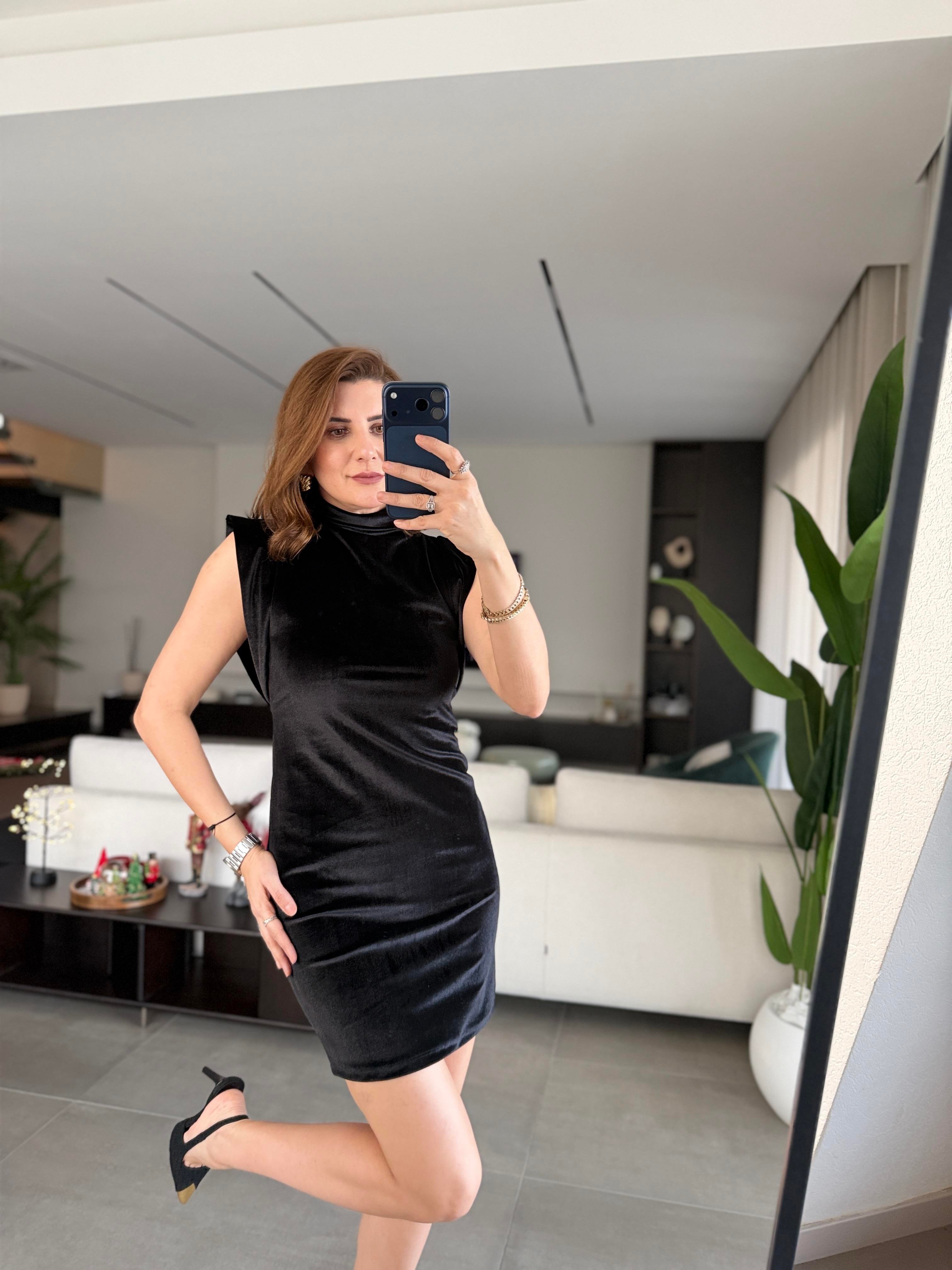 Siyah Kadife Kolsuz Elbise