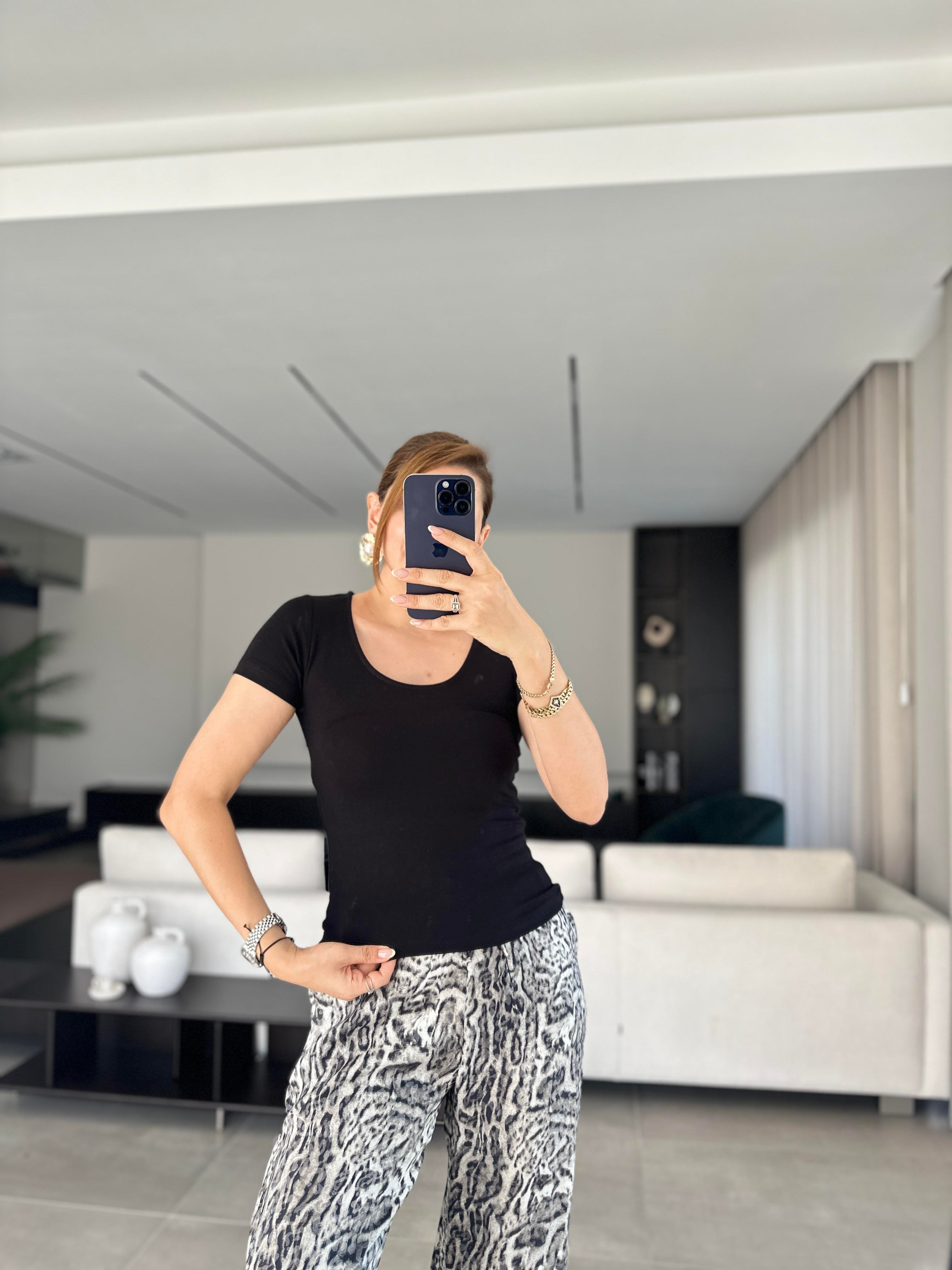Siyah Kepçe Yaka T-shirt