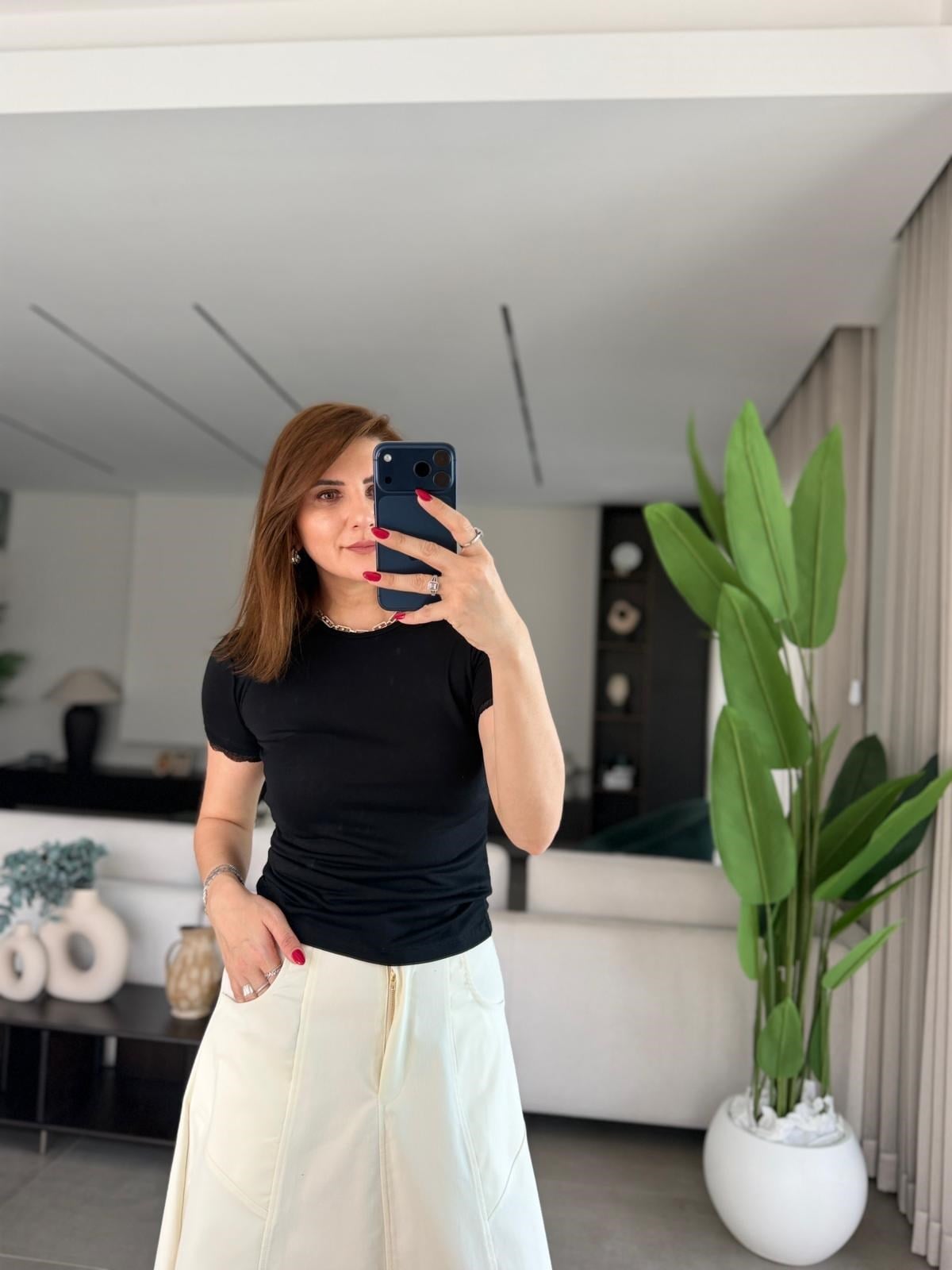 Siyah Kol Dantel Detay T-shirt