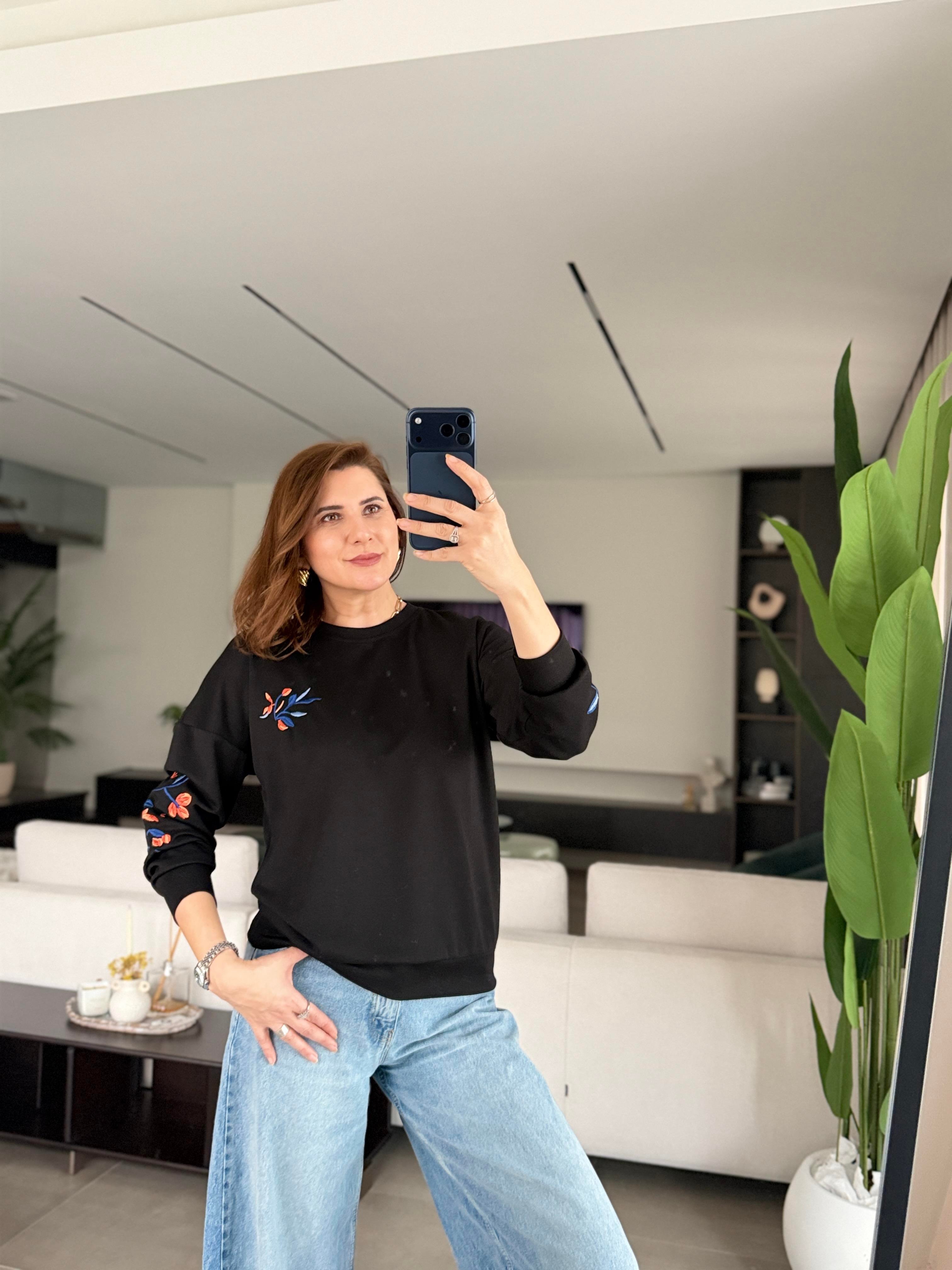 Siyah Kol Nakışlı Sweat