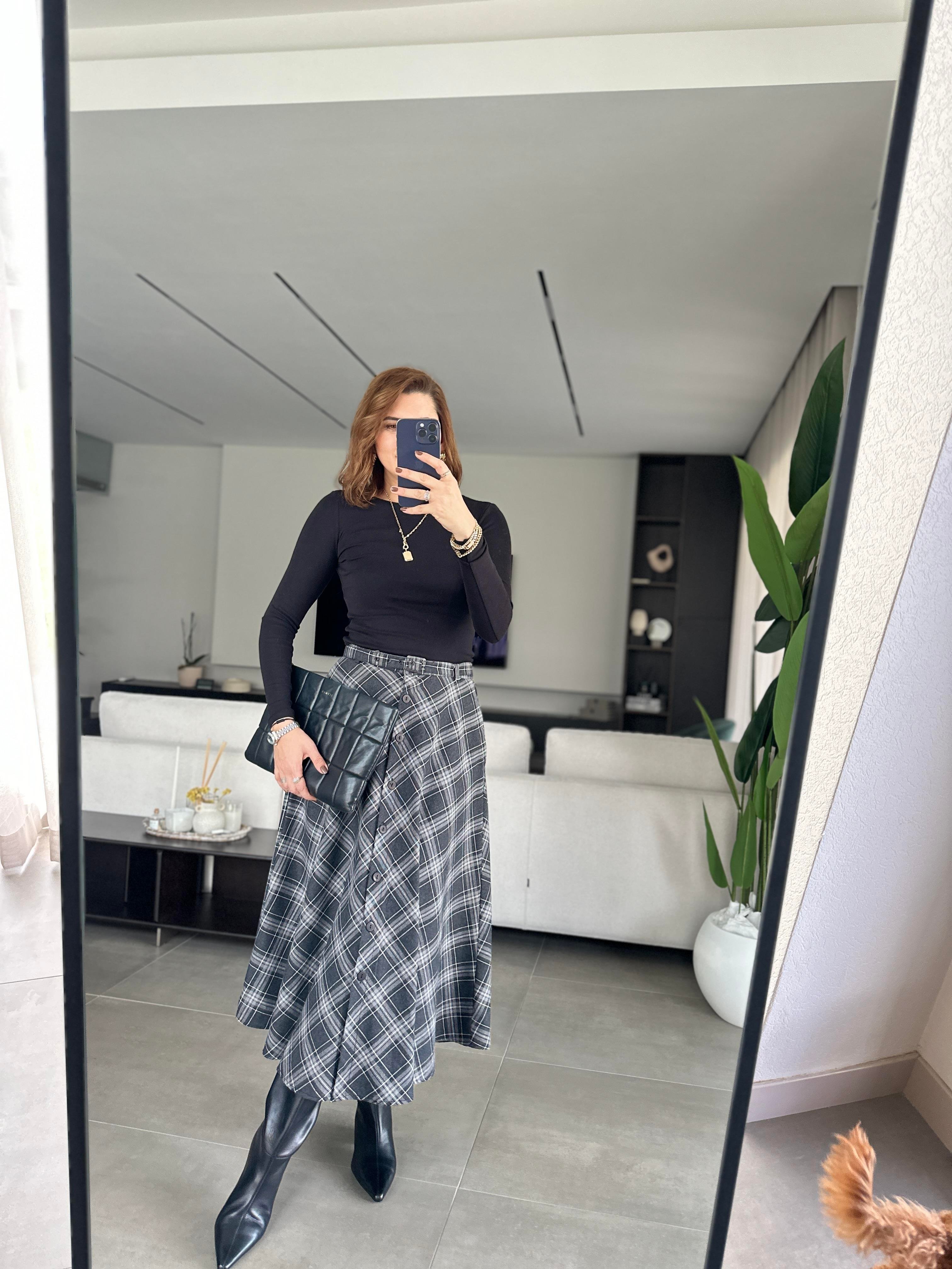Siyah Omuz Dikiş Detaylı Bluz