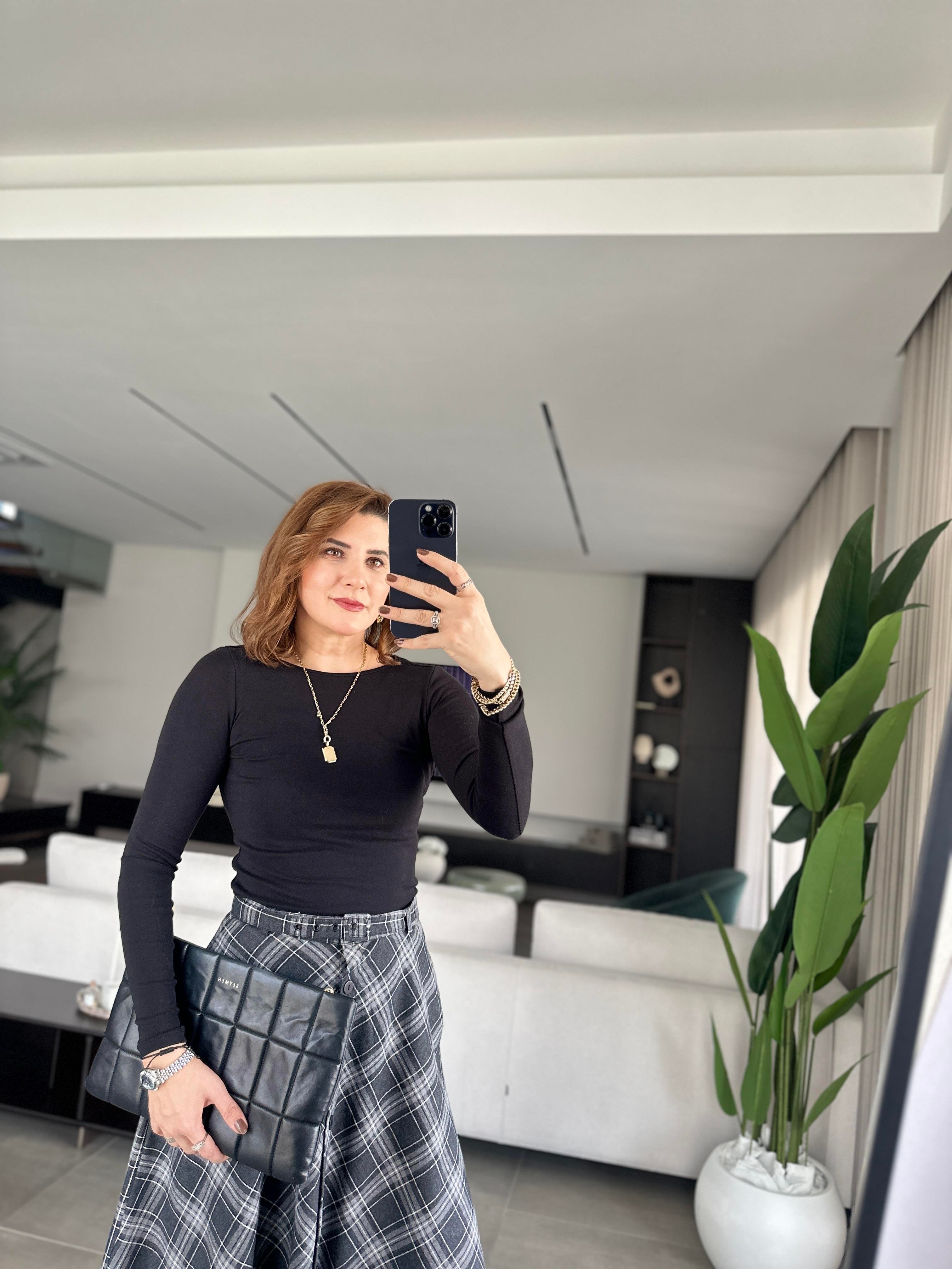 Siyah Omuz Dikiş Detaylı Bluz