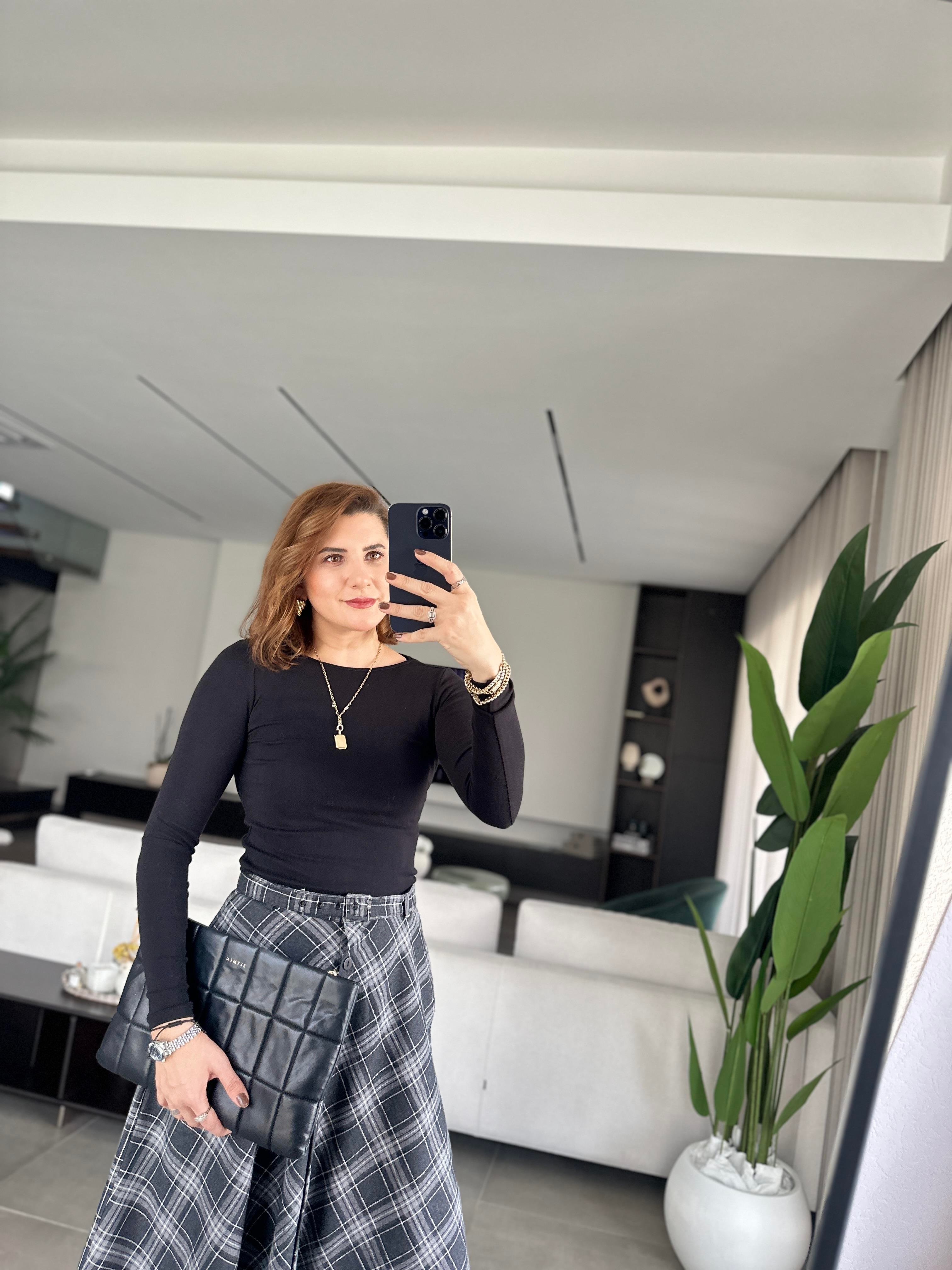 Siyah Omuz Dikiş Detaylı Bluz