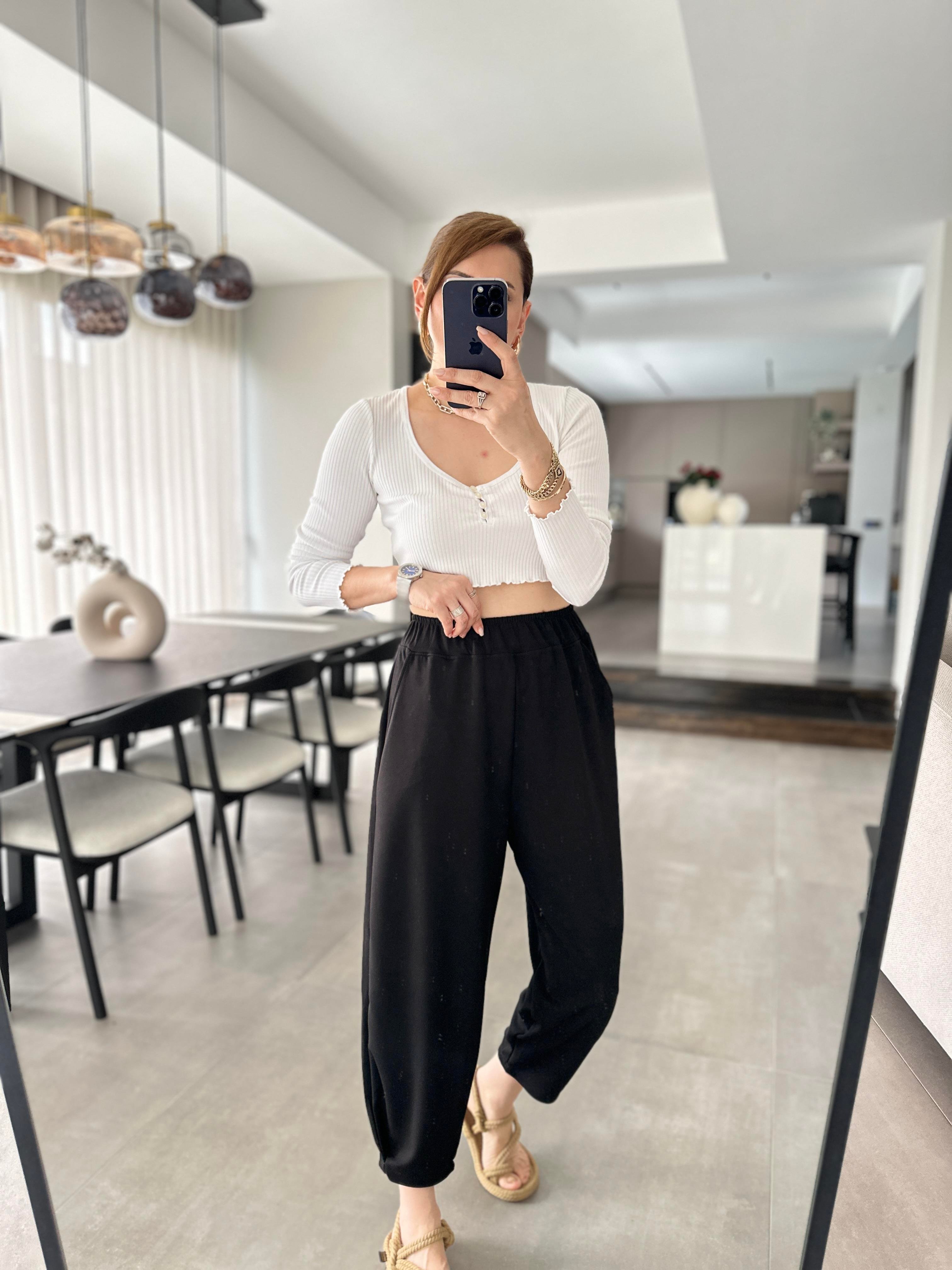 Butun ayollar hammomining mushuk va eshaklarini yalang