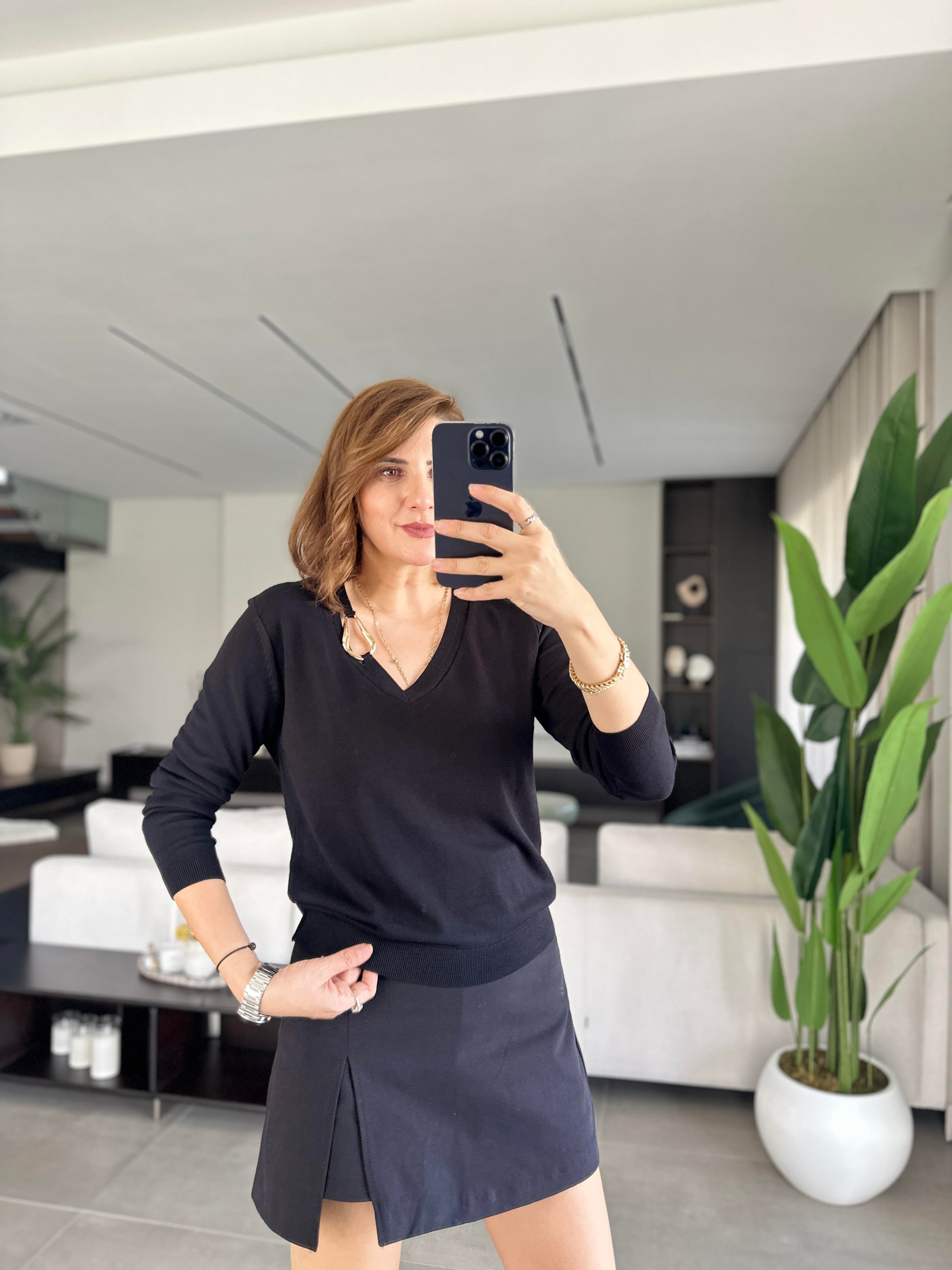 Siyah V Yaka Toka Detaylı Bluz