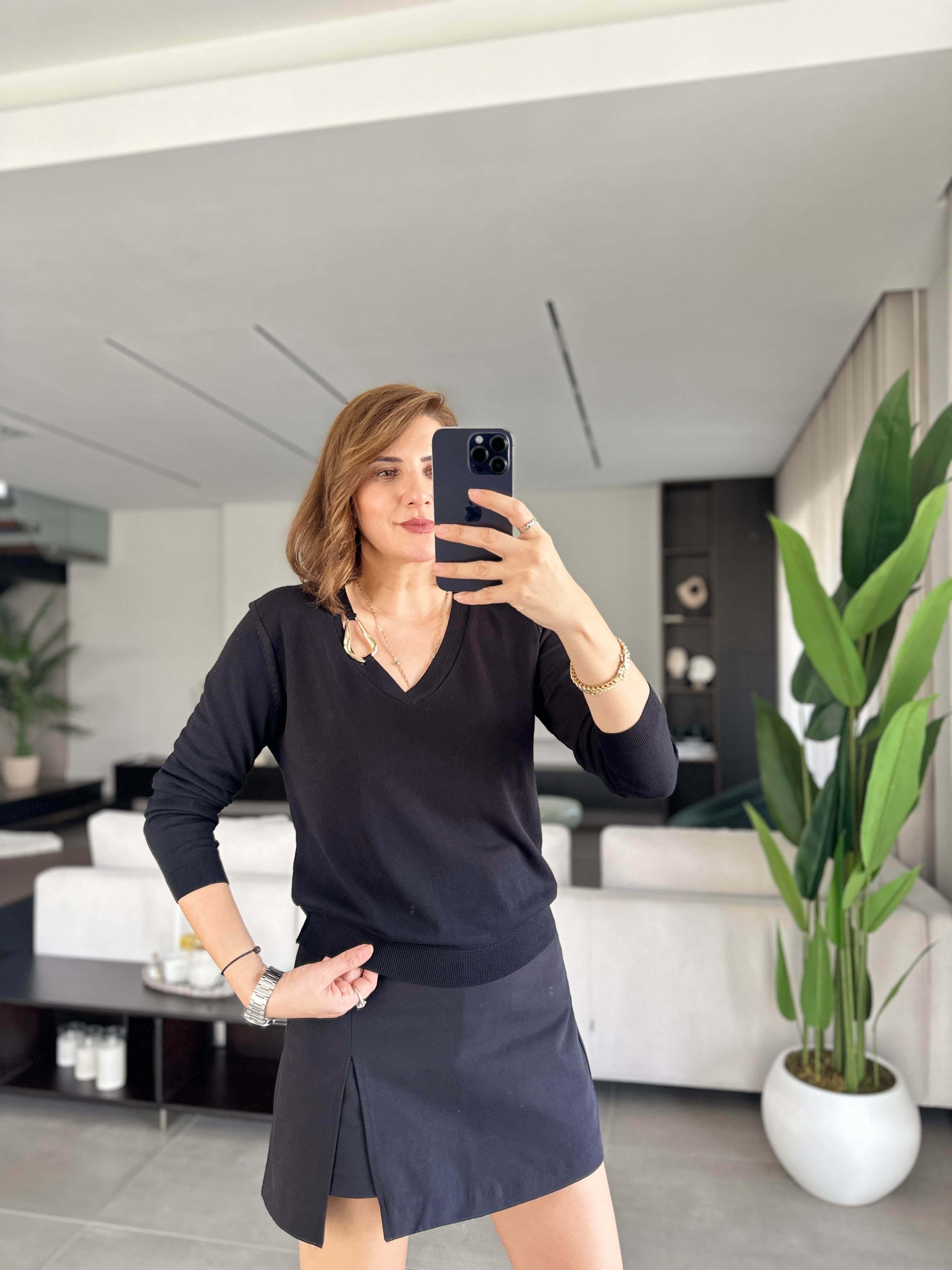 Siyah V Yaka Toka Detaylı Bluz