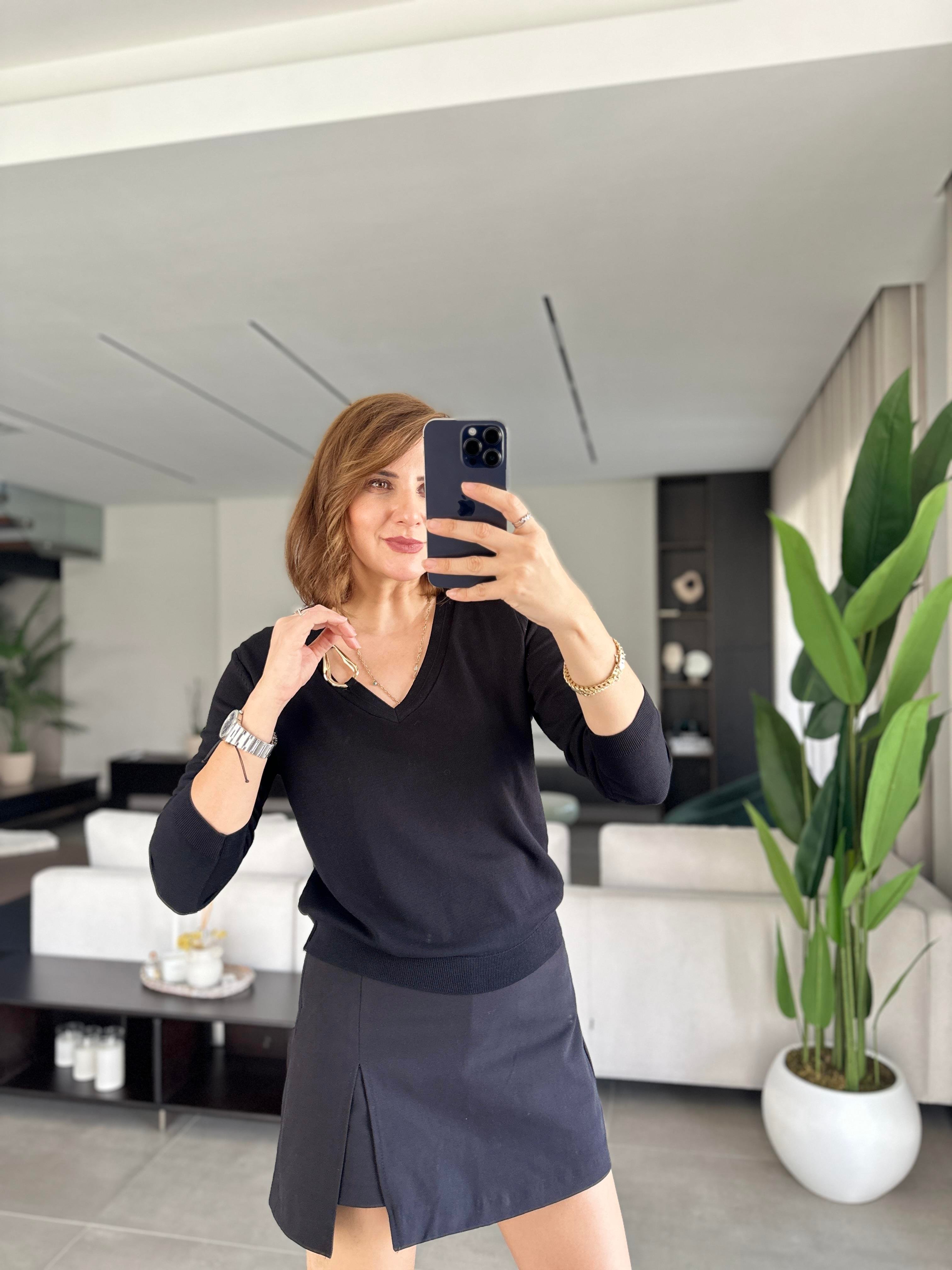 Siyah V Yaka Toka Detaylı Bluz