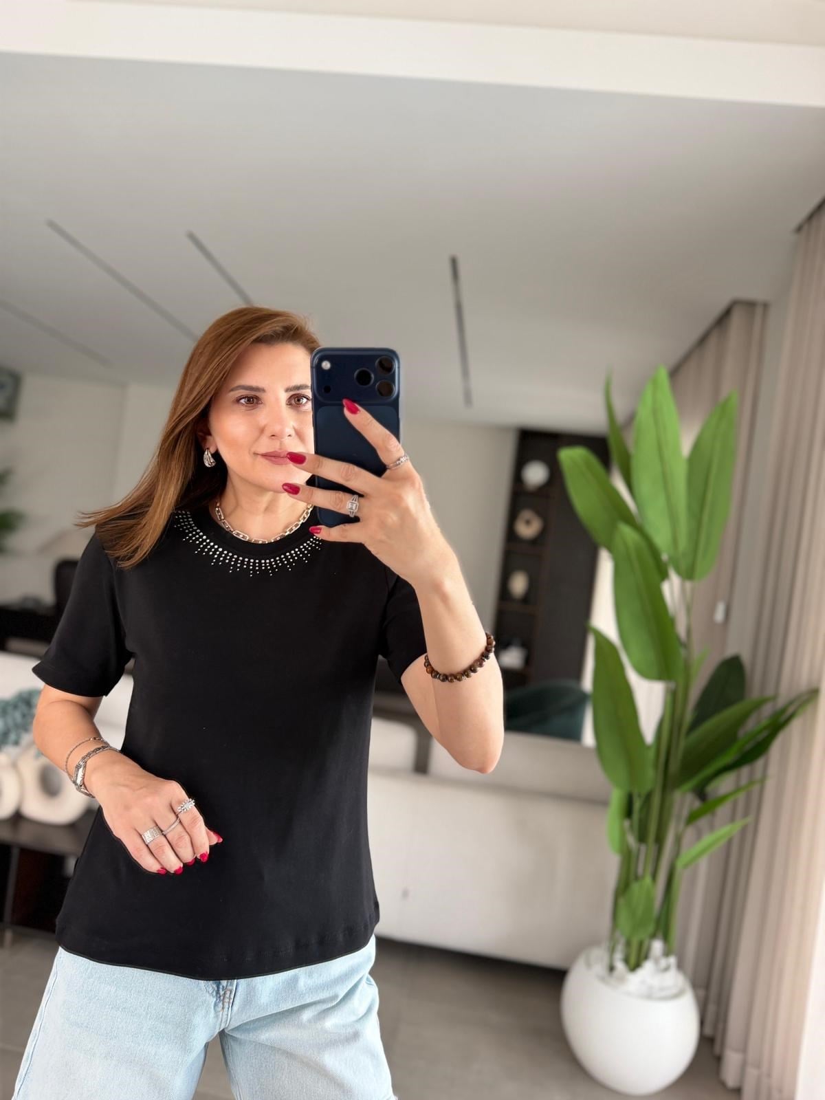 Siyah Yaka Taş Detaylı T-shirt
