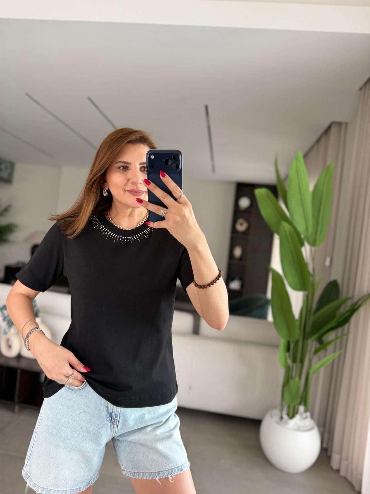 Siyah Yaka Taş Detaylı T-shirt