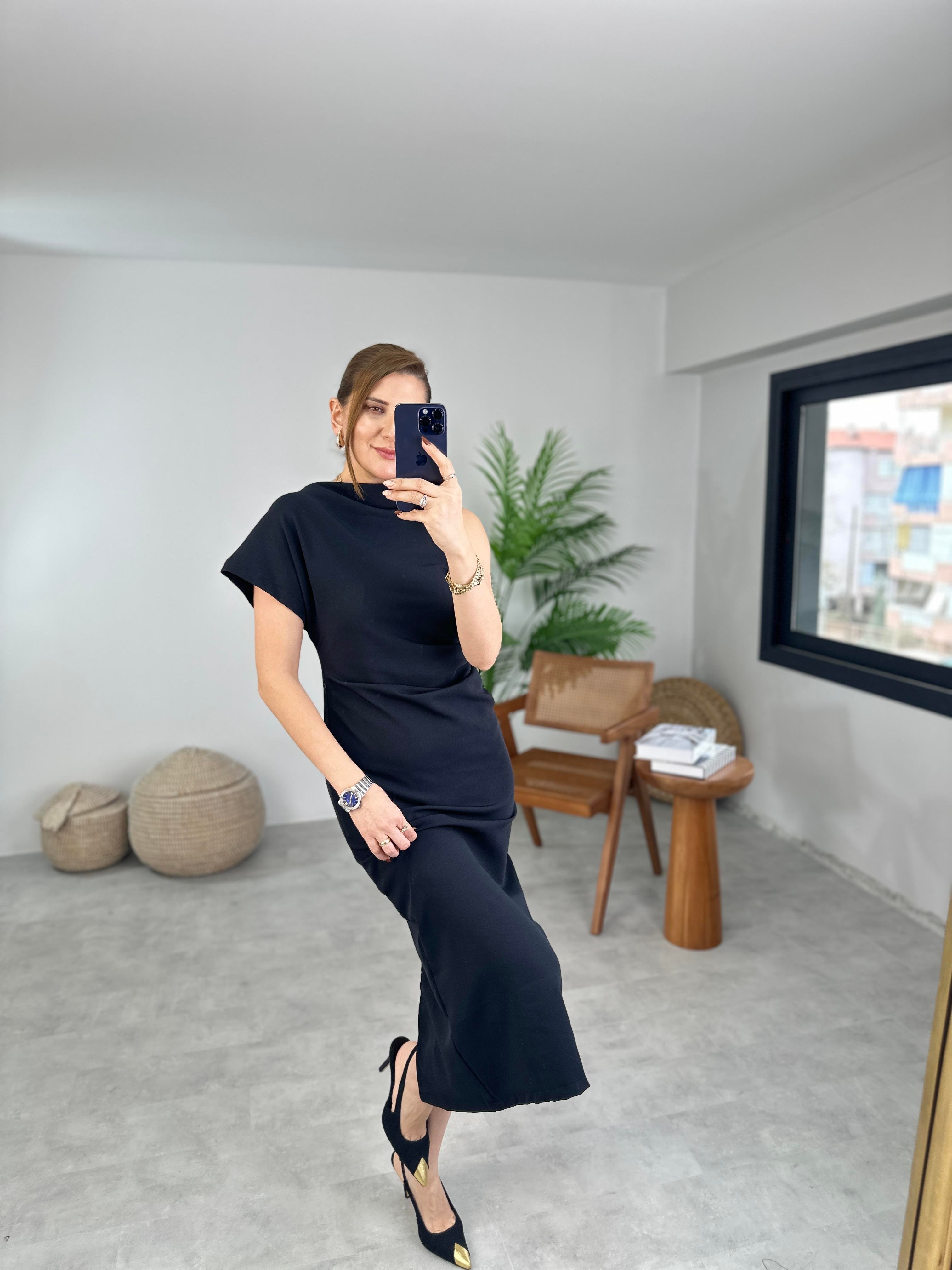 Siyah Yan Drape Detaylı Arkası Yırtmaçlı Elbise