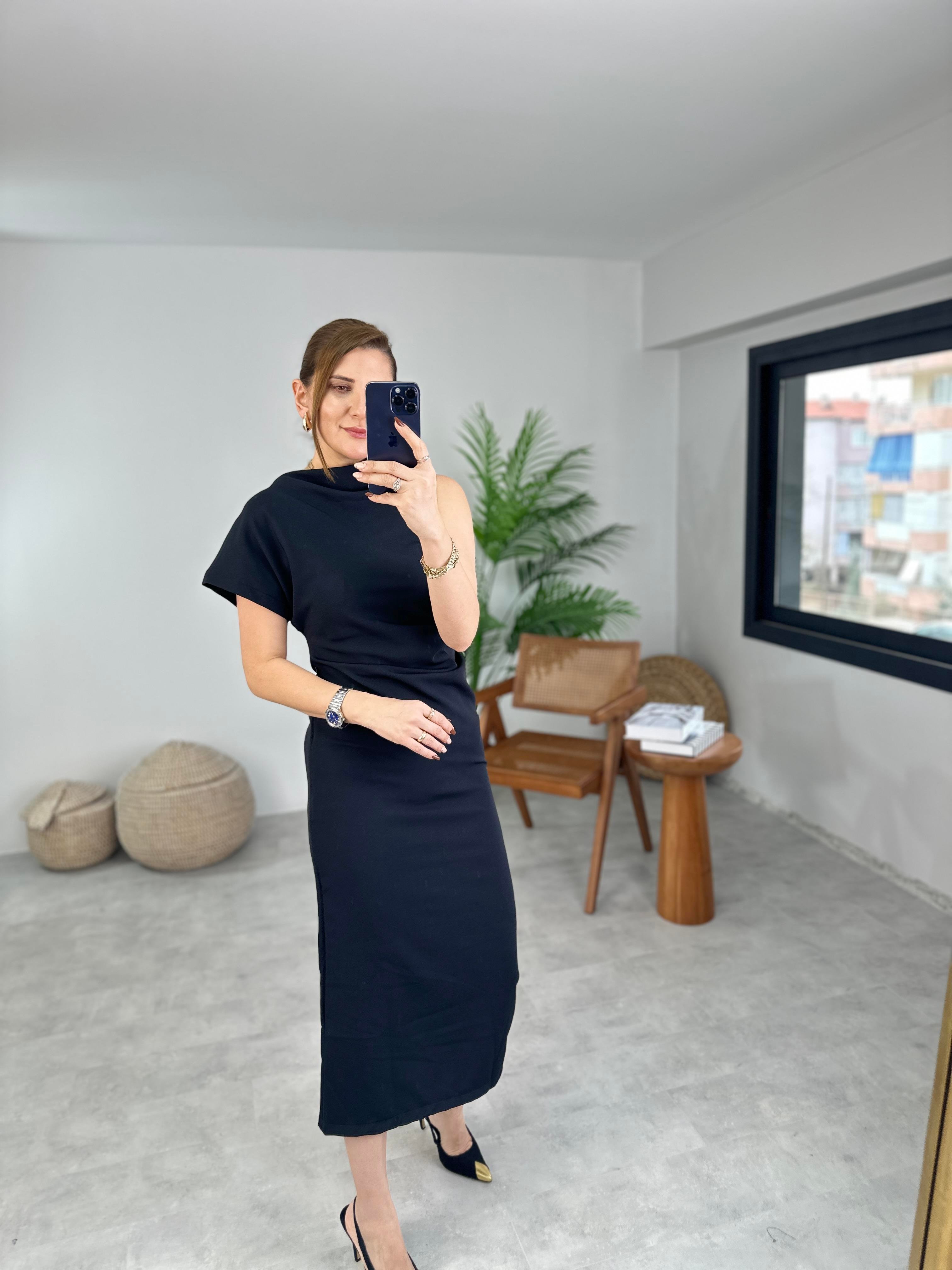 Siyah Yan Drape Detaylı Arkası Yırtmaçlı Elbise