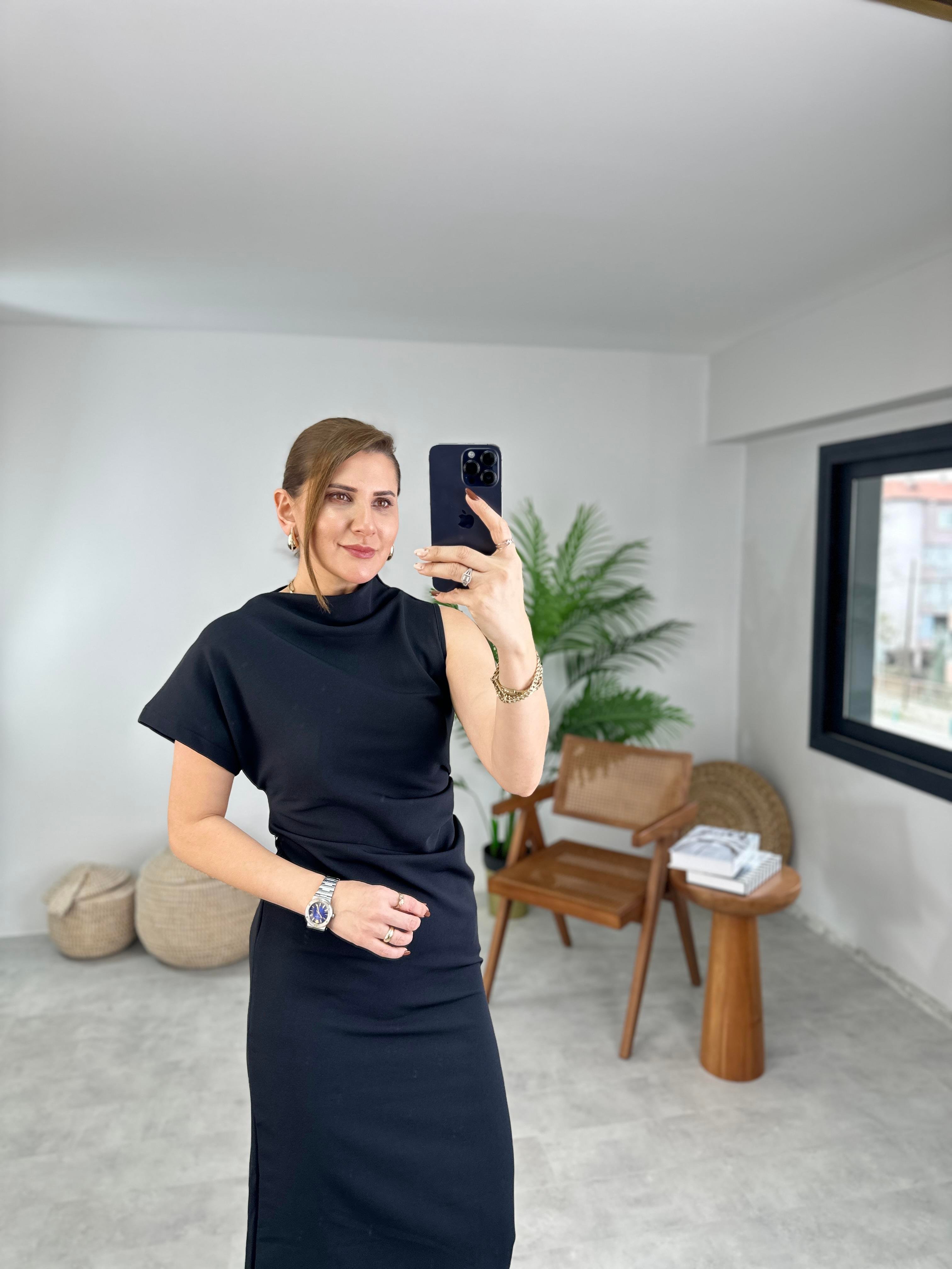 Siyah Yan Drape Detaylı Arkası Yırtmaçlı Elbise