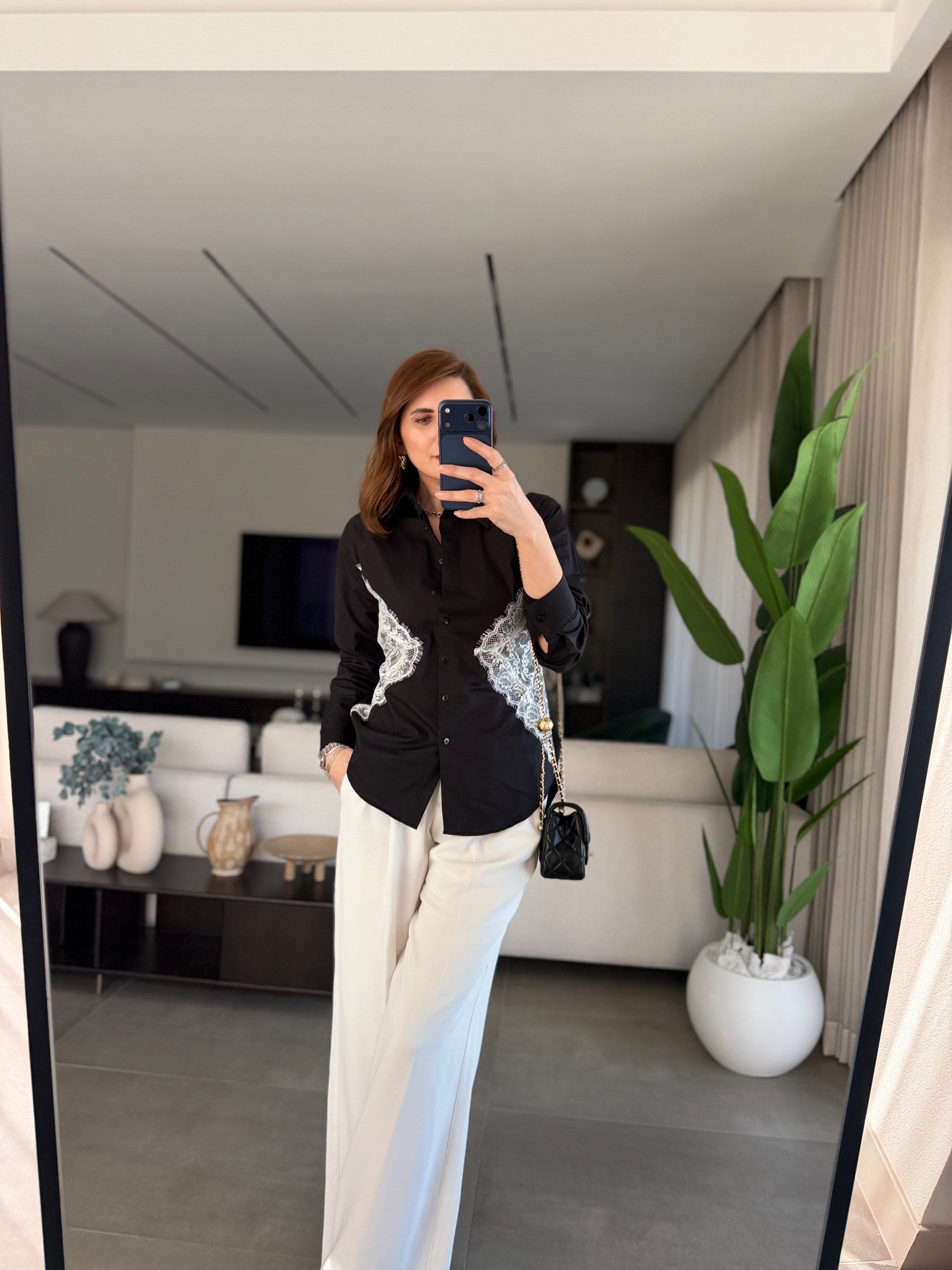 Siyah Yanı Dantel Detaylı Beli İpli Gömlek