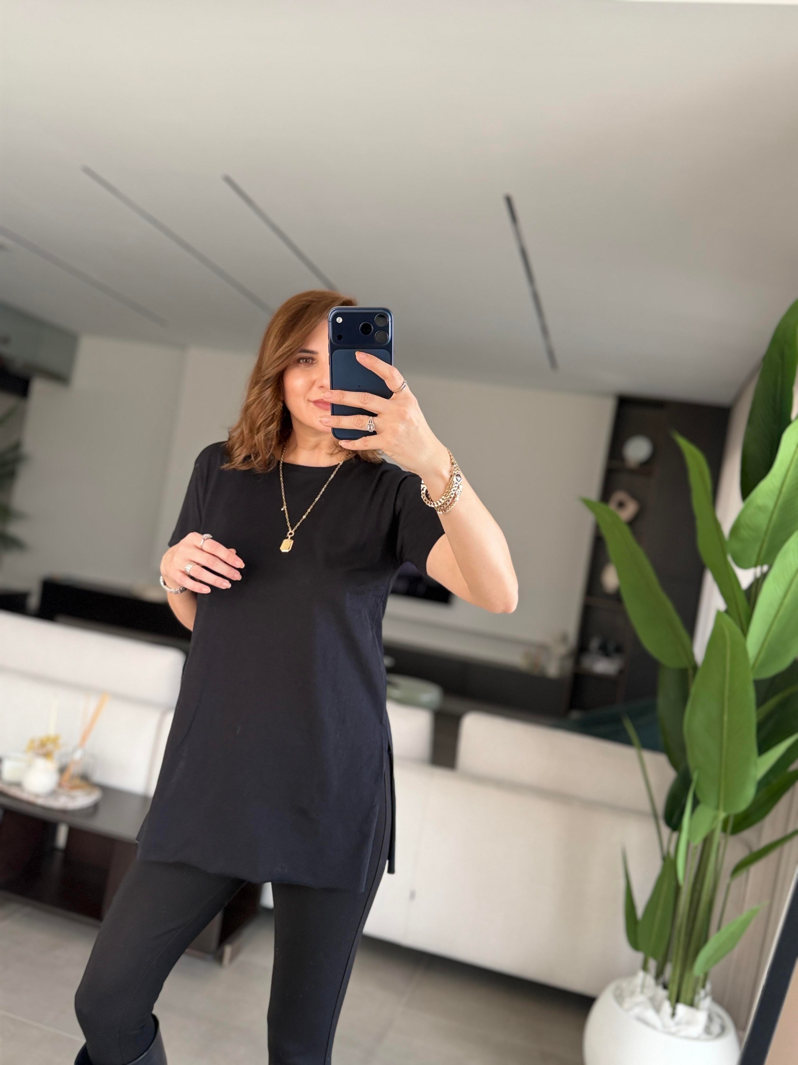 Siyah Yanları Yırtmaçlı Basic T-shirt