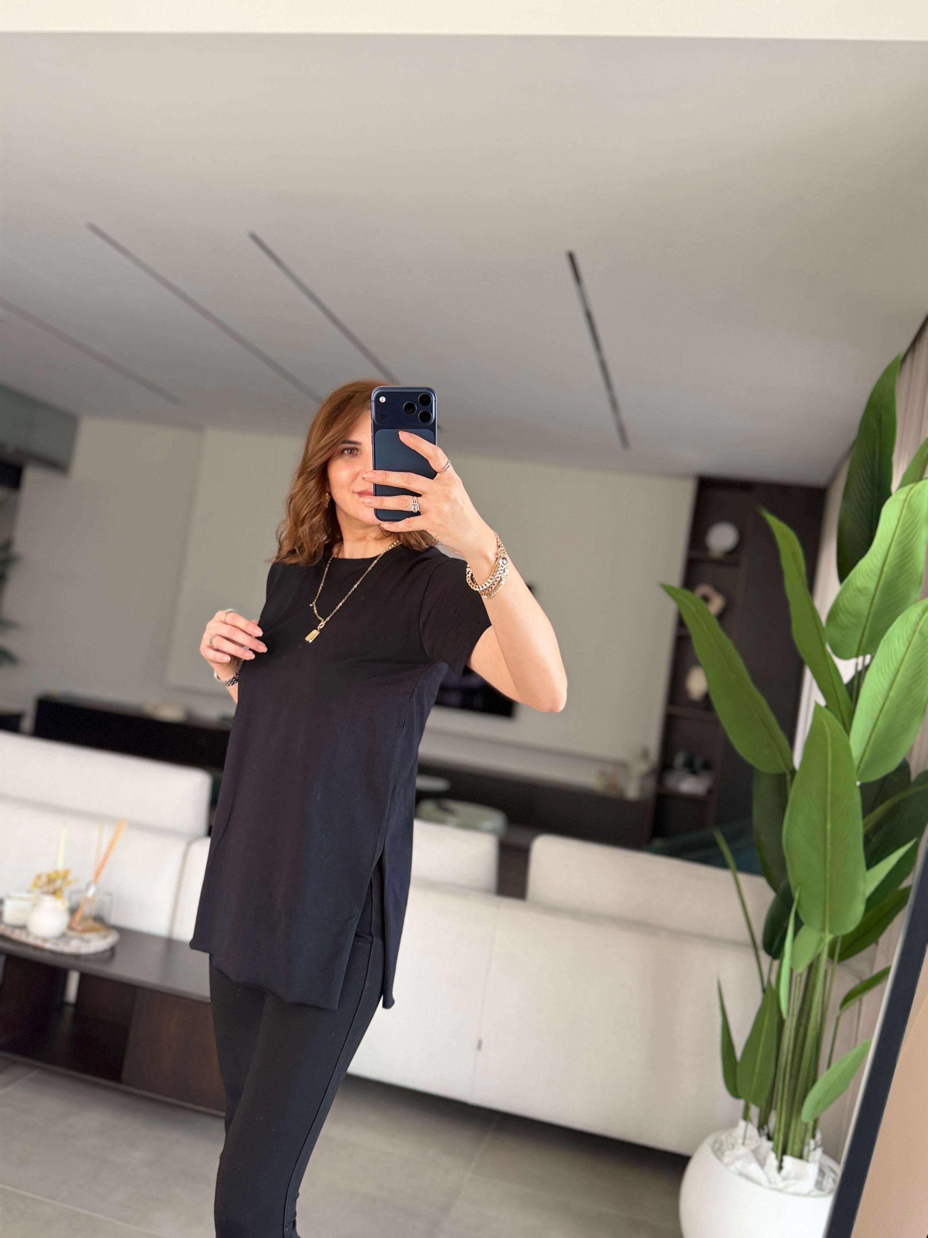 Siyah Yanları Yırtmaçlı Basic T-shirt