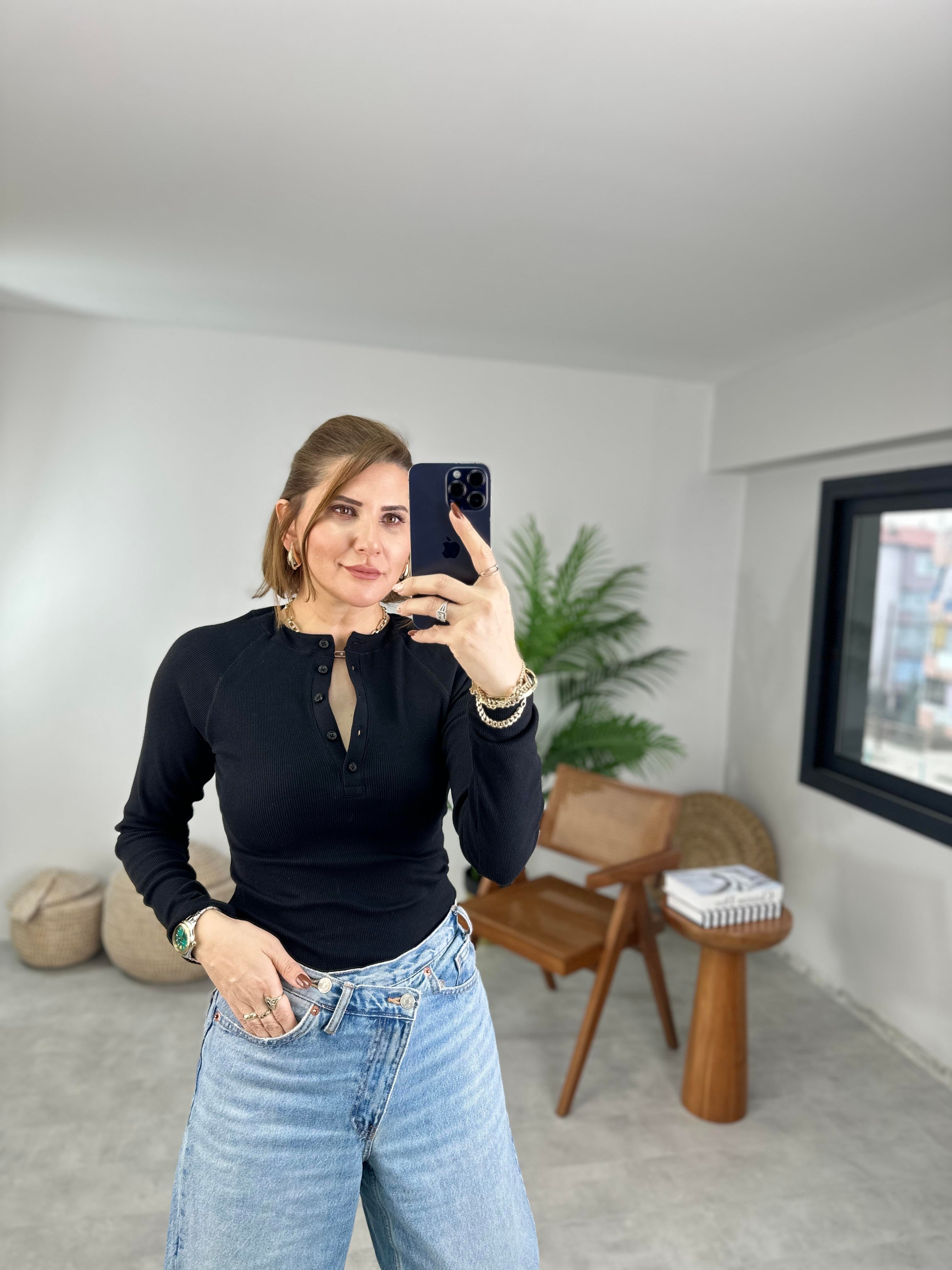 Siyah Yarım Düğmeli Fitilli Bluz