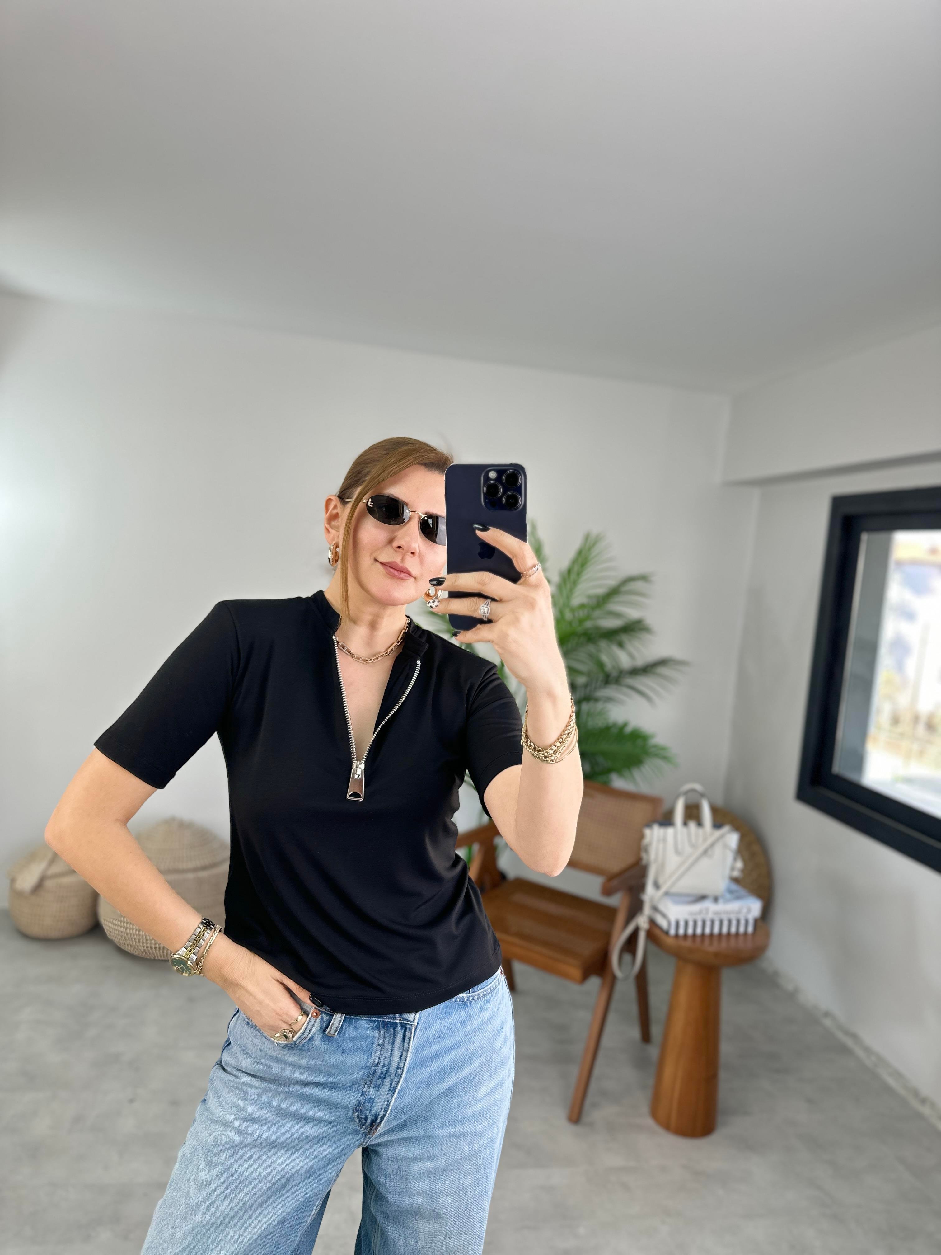 Siyah Yarım Fermuarlı Kısa Kol Bluz