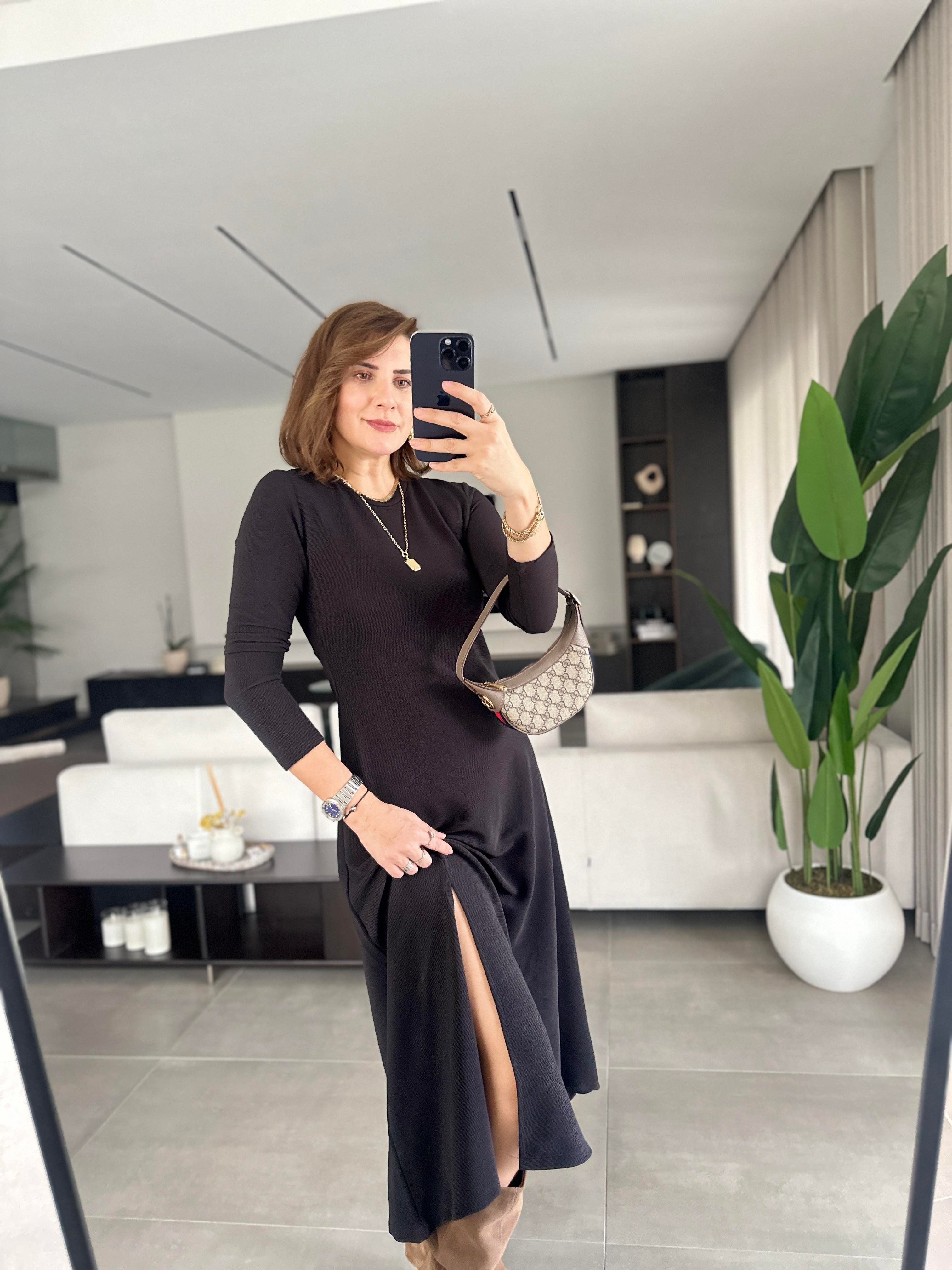 Siyah Yırtmaç Detaylı Elbise