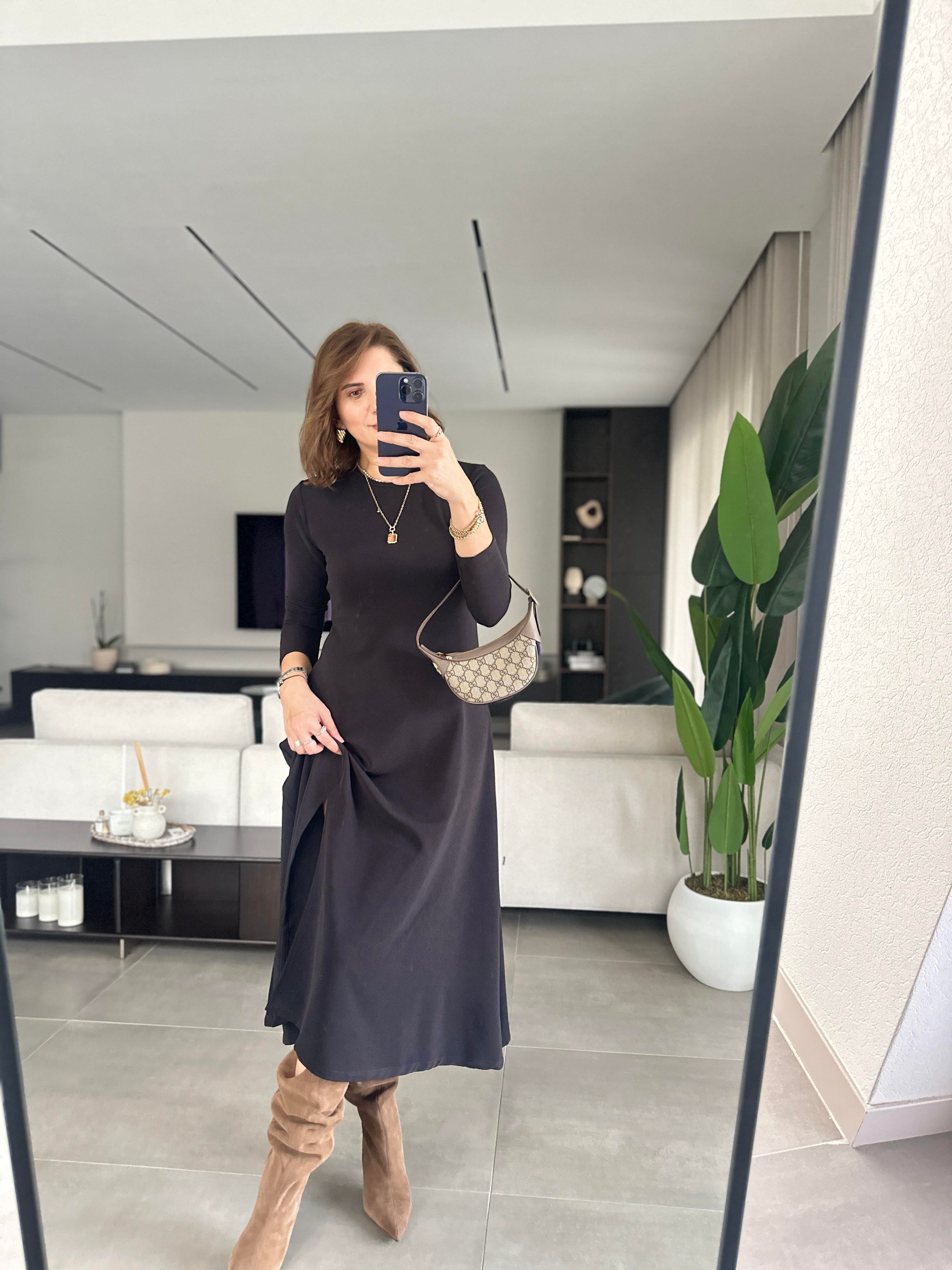 Siyah Yırtmaç Detaylı Elbise