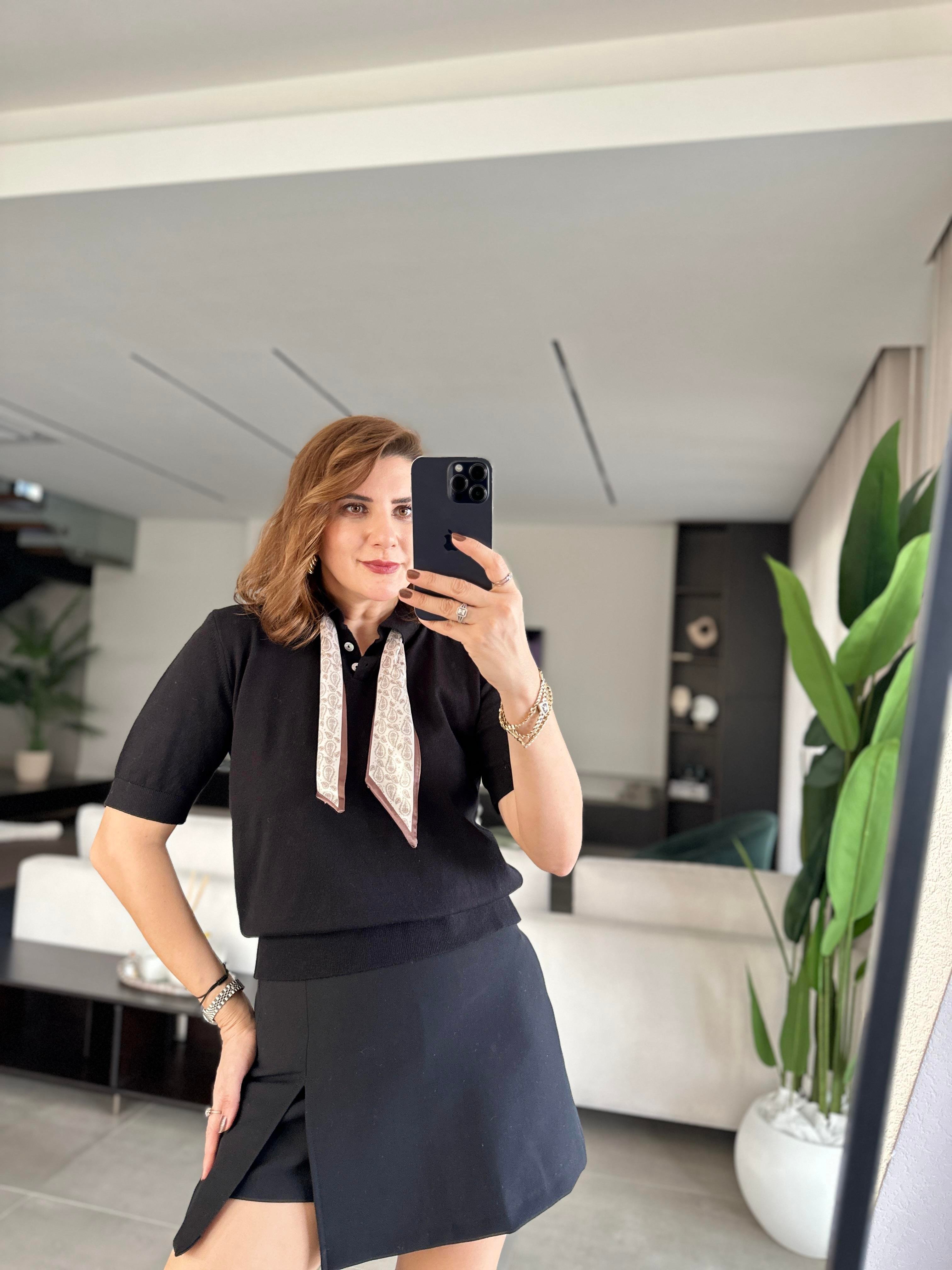 Siyah Yırtmaç Detaylı Şort Etek