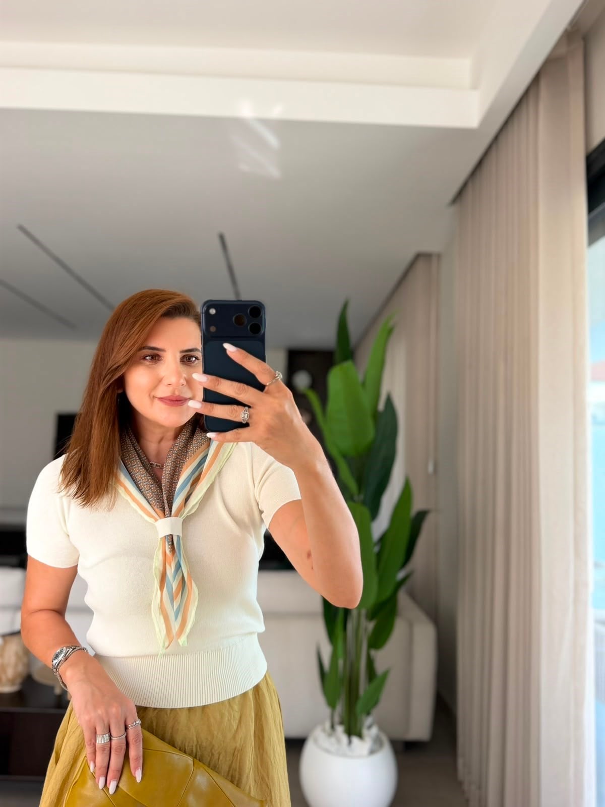 Taş Fularlı V Yaka Triko Bluz
