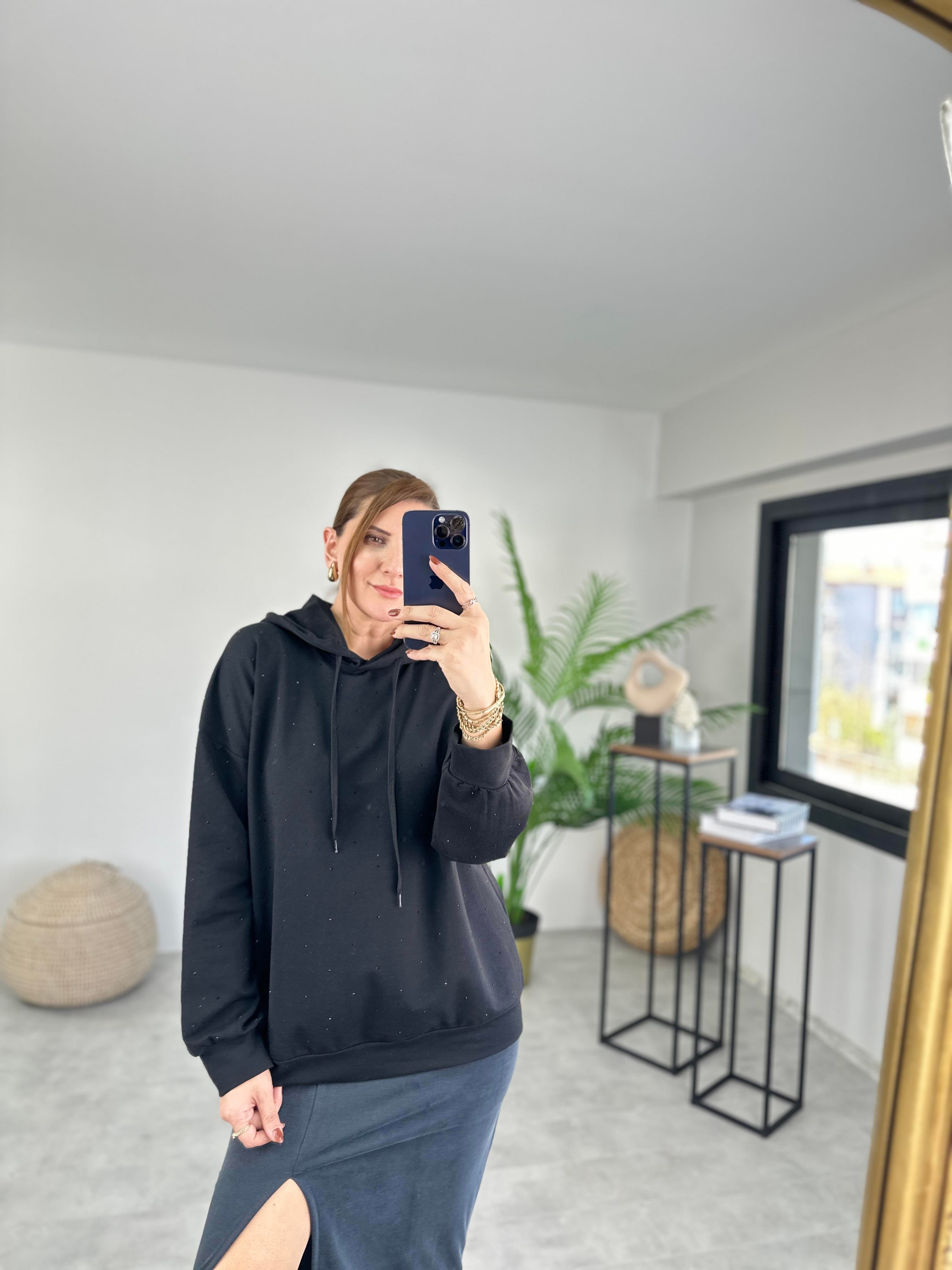 TAŞLI KAPŞONLU SWEAT