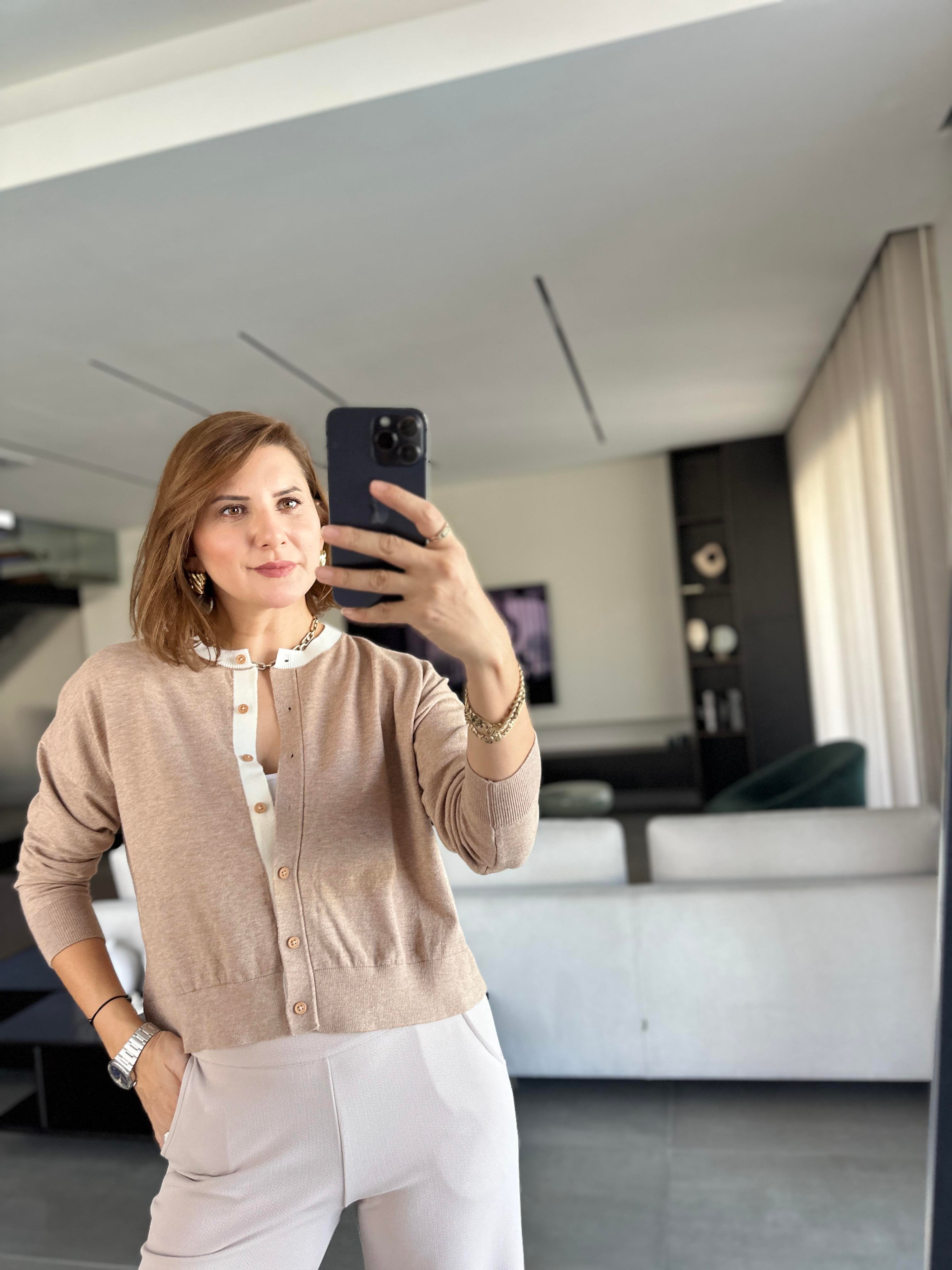 Yakası Renkli Düğmeli Hırka