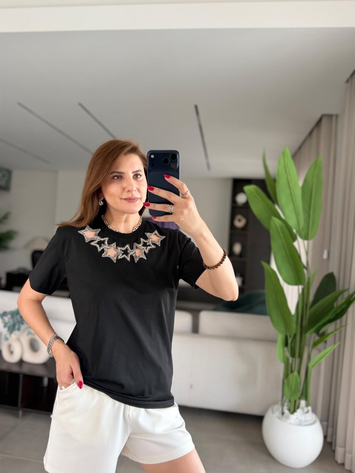 Yakası Yıldız Detaylı T-shirt