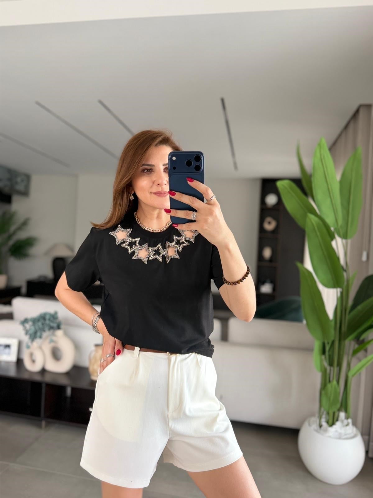 Yakası Yıldız Detaylı T-shirt