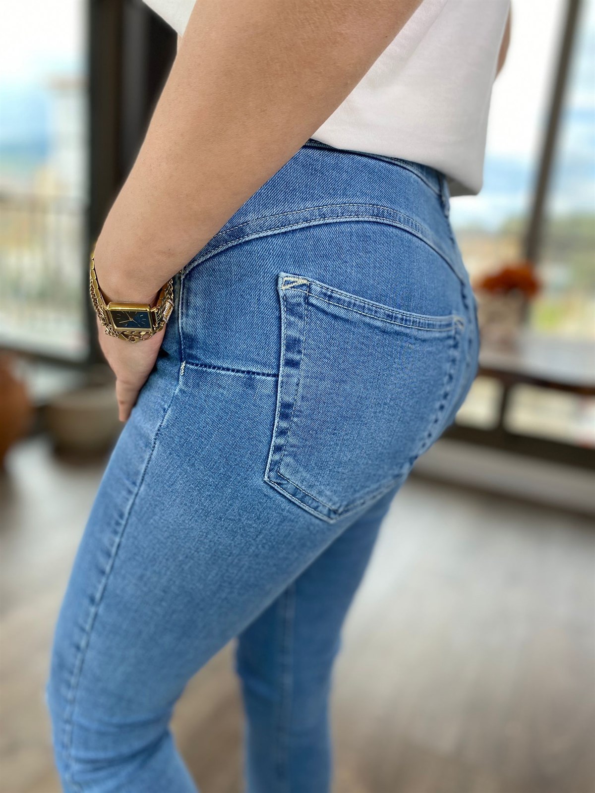 YIRTIK DETAYLI JEAN
