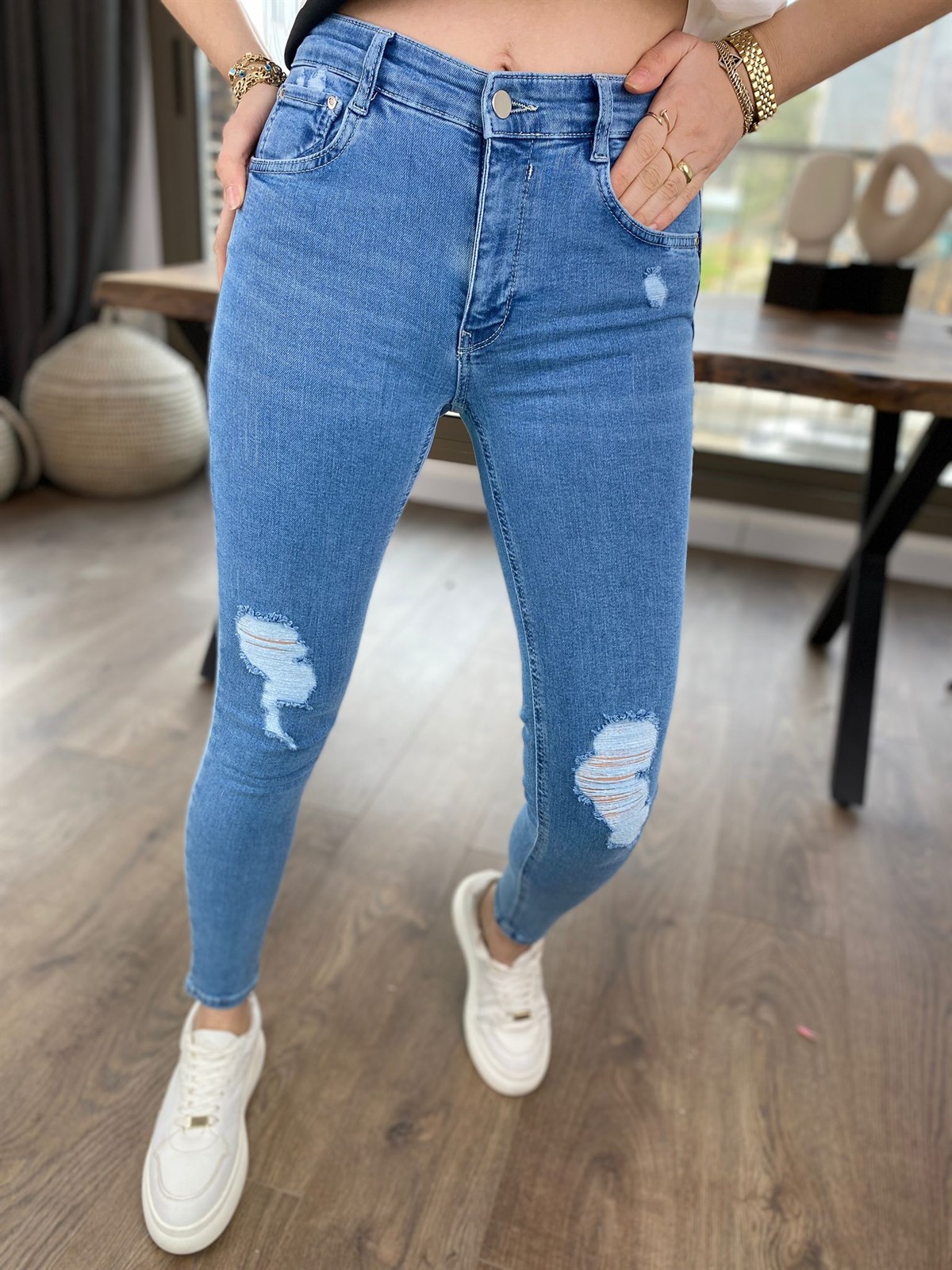 YIRTIK DETAYLI JEAN