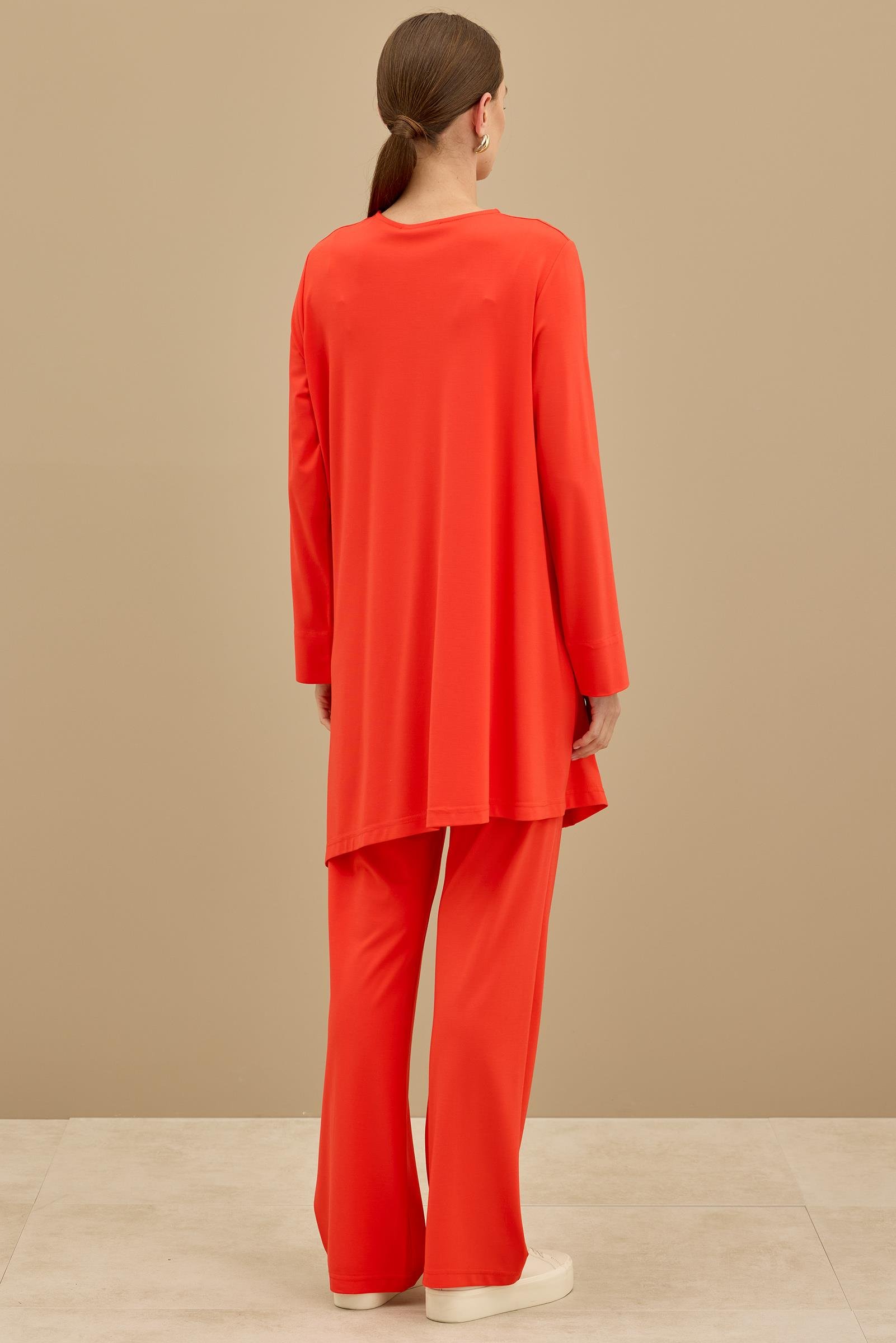 Asimetrik Kesimli Aksesuar Detaylı Takim KIRMIZI