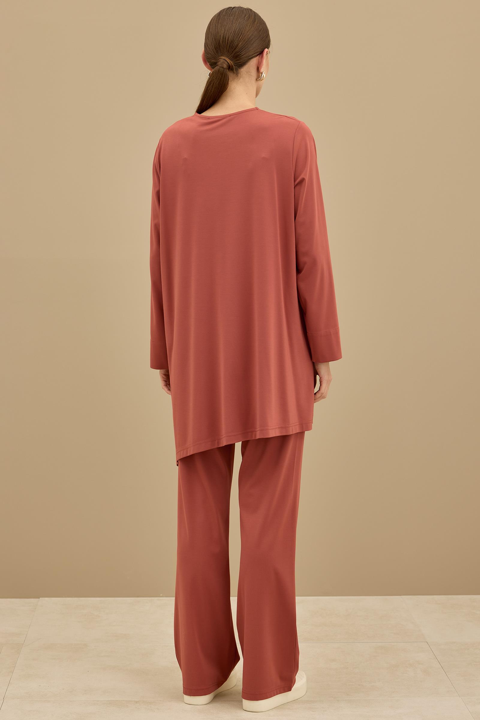 Asimetrik Kesimli Aksesuar Detaylı Takim KİREMİT