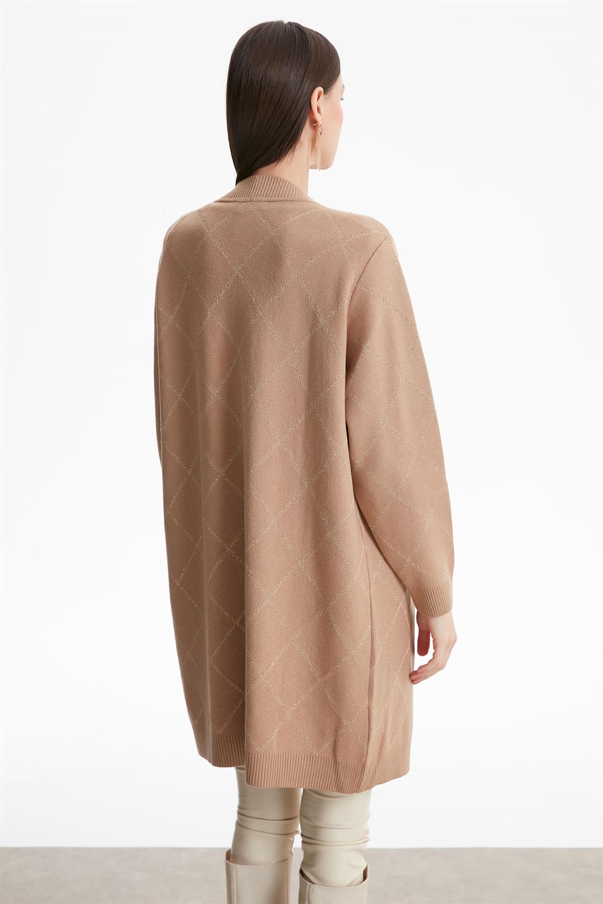 BAKLAVA DESENLİ SİMLİ HIRKA CAMEL