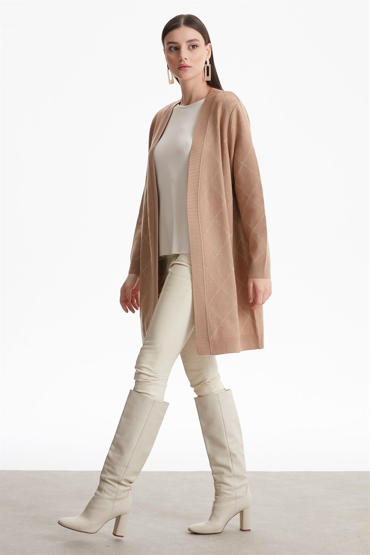 BAKLAVA DESENLİ SİMLİ HIRKA CAMEL