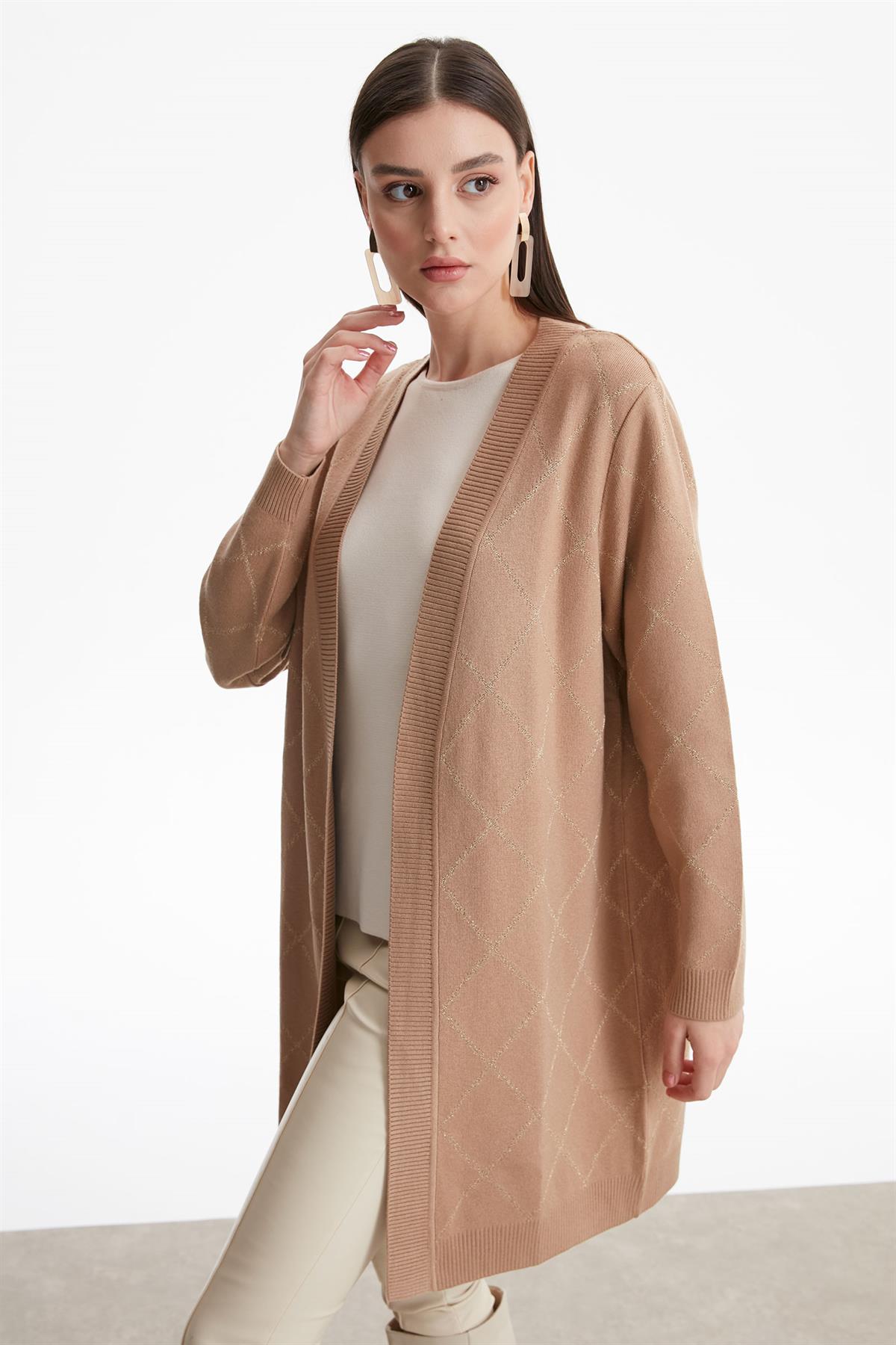 BAKLAVA DESENLİ SİMLİ HIRKA CAMEL