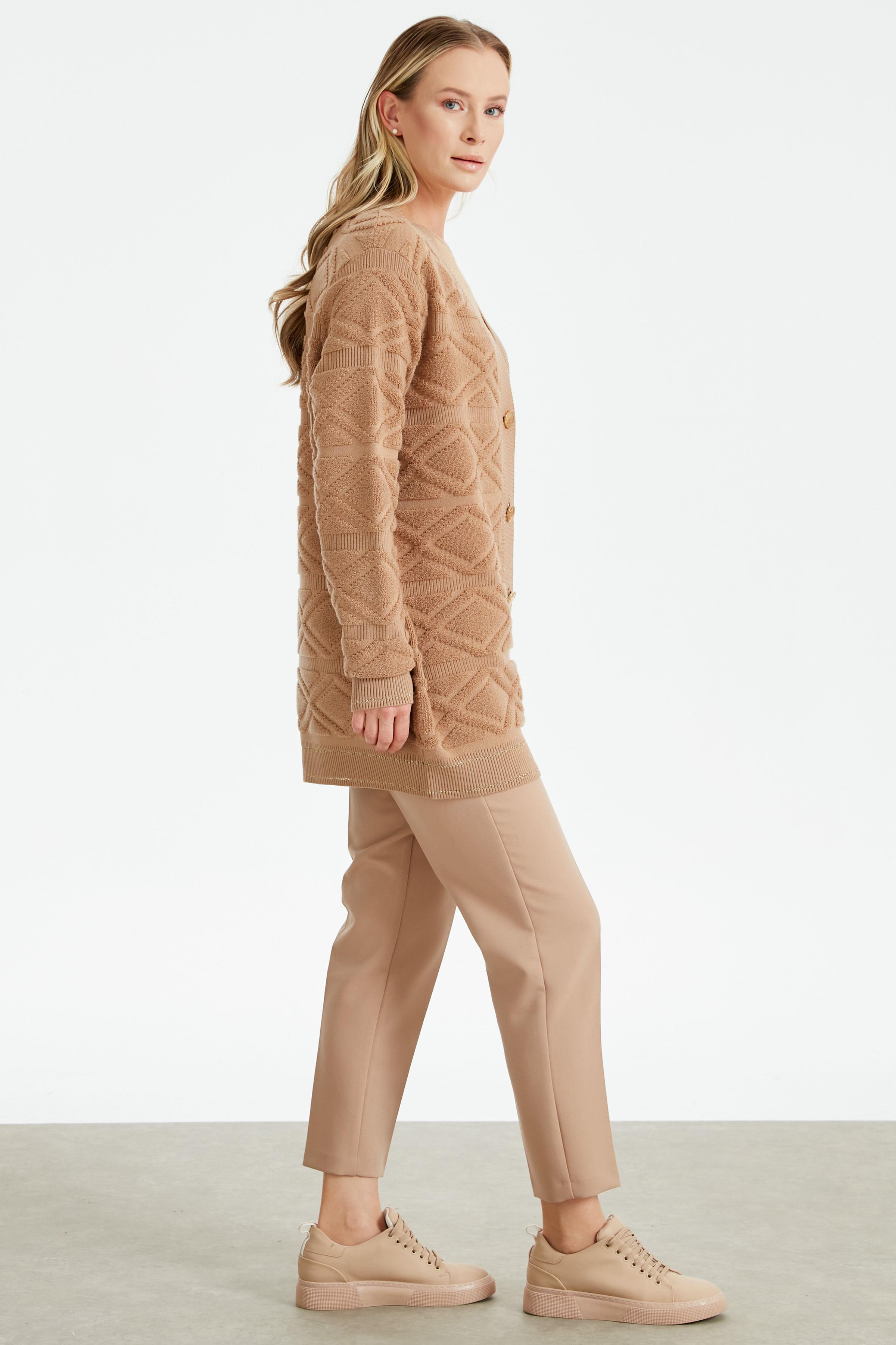 HAVLU ÖRGÜ DETAYLI DÜĞMELİ  TRİKO HIRKA CAMEL