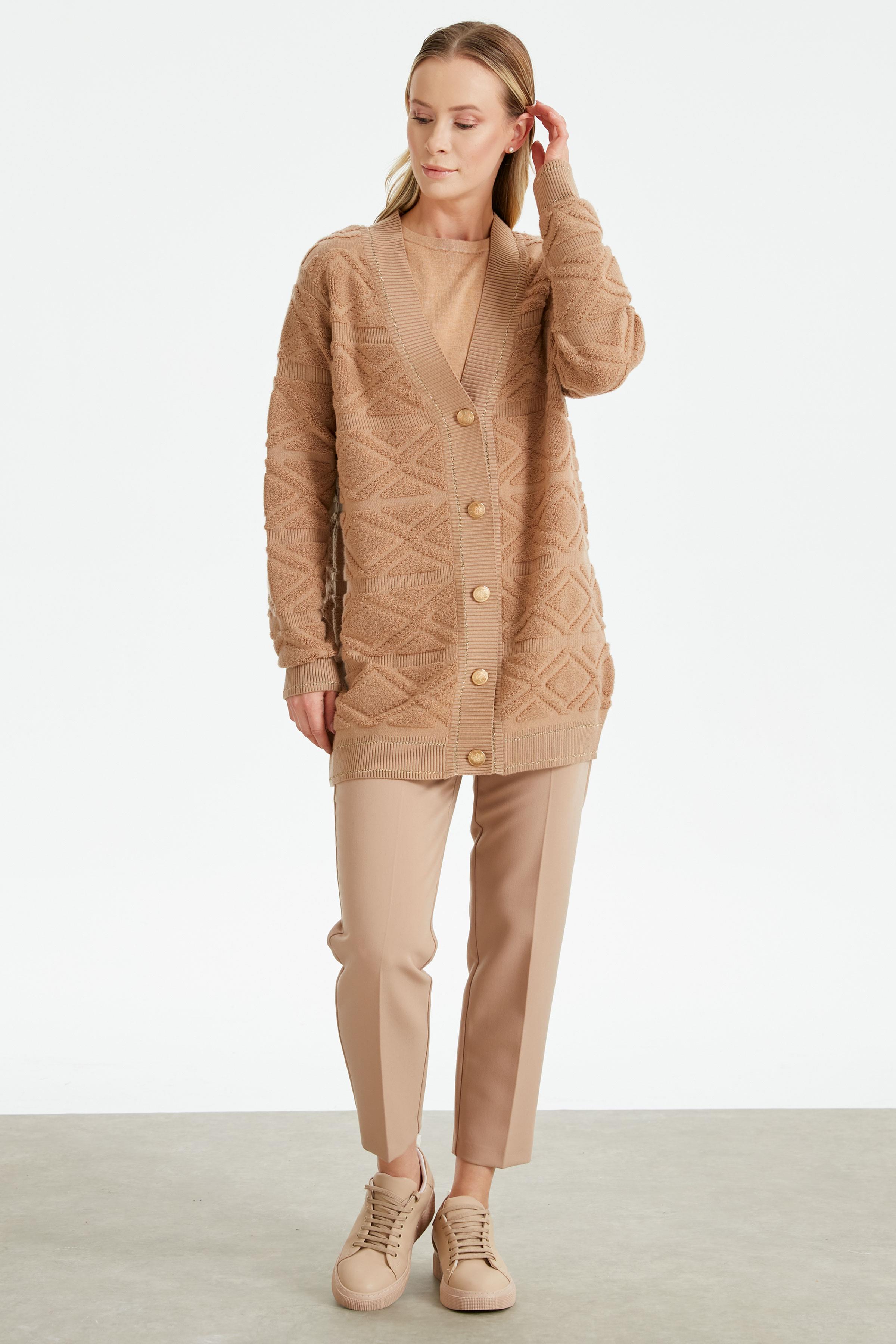 HAVLU ÖRGÜ DETAYLI DÜĞMELİ  TRİKO HIRKA CAMEL