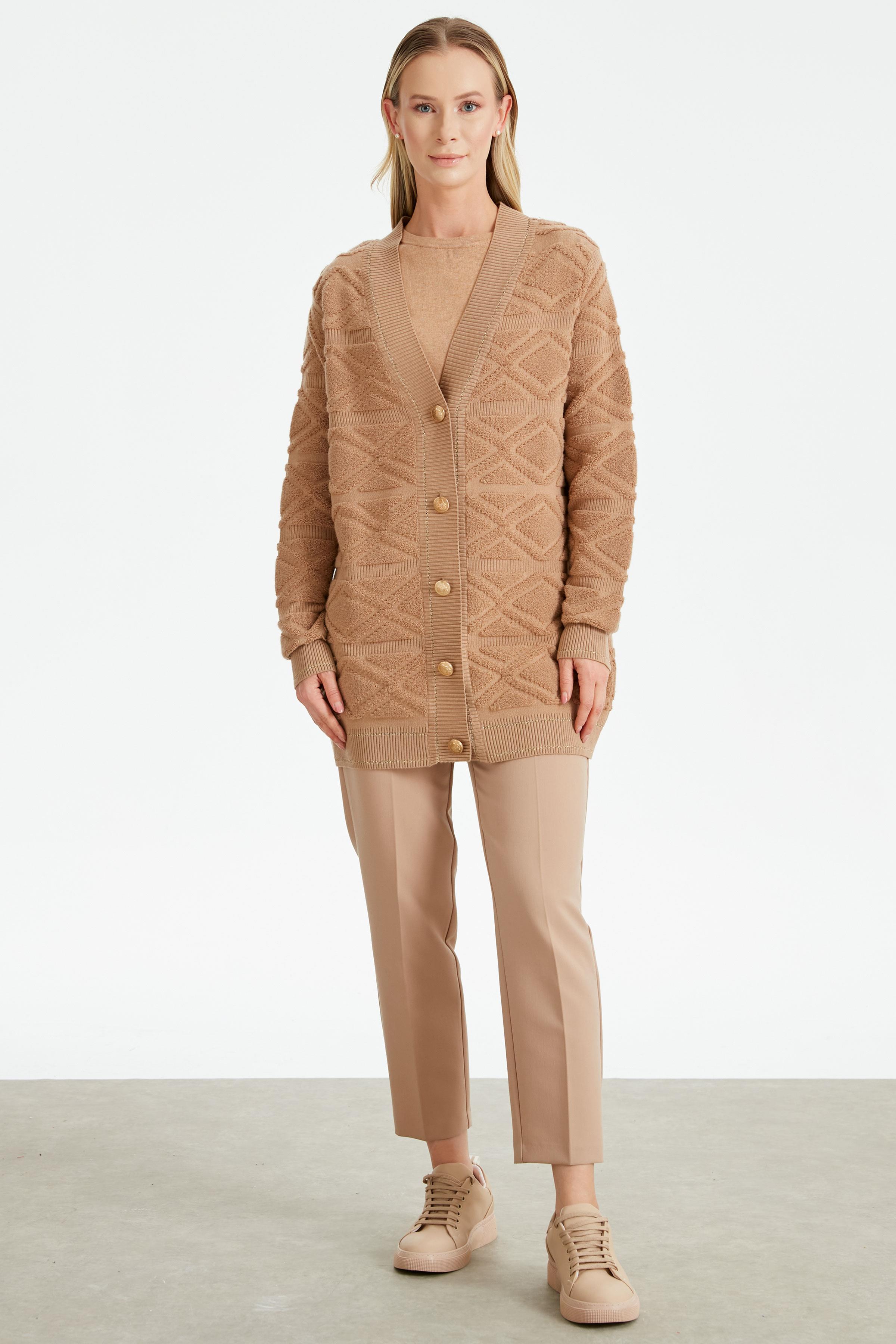 HAVLU ÖRGÜ DETAYLI DÜĞMELİ  TRİKO HIRKA CAMEL