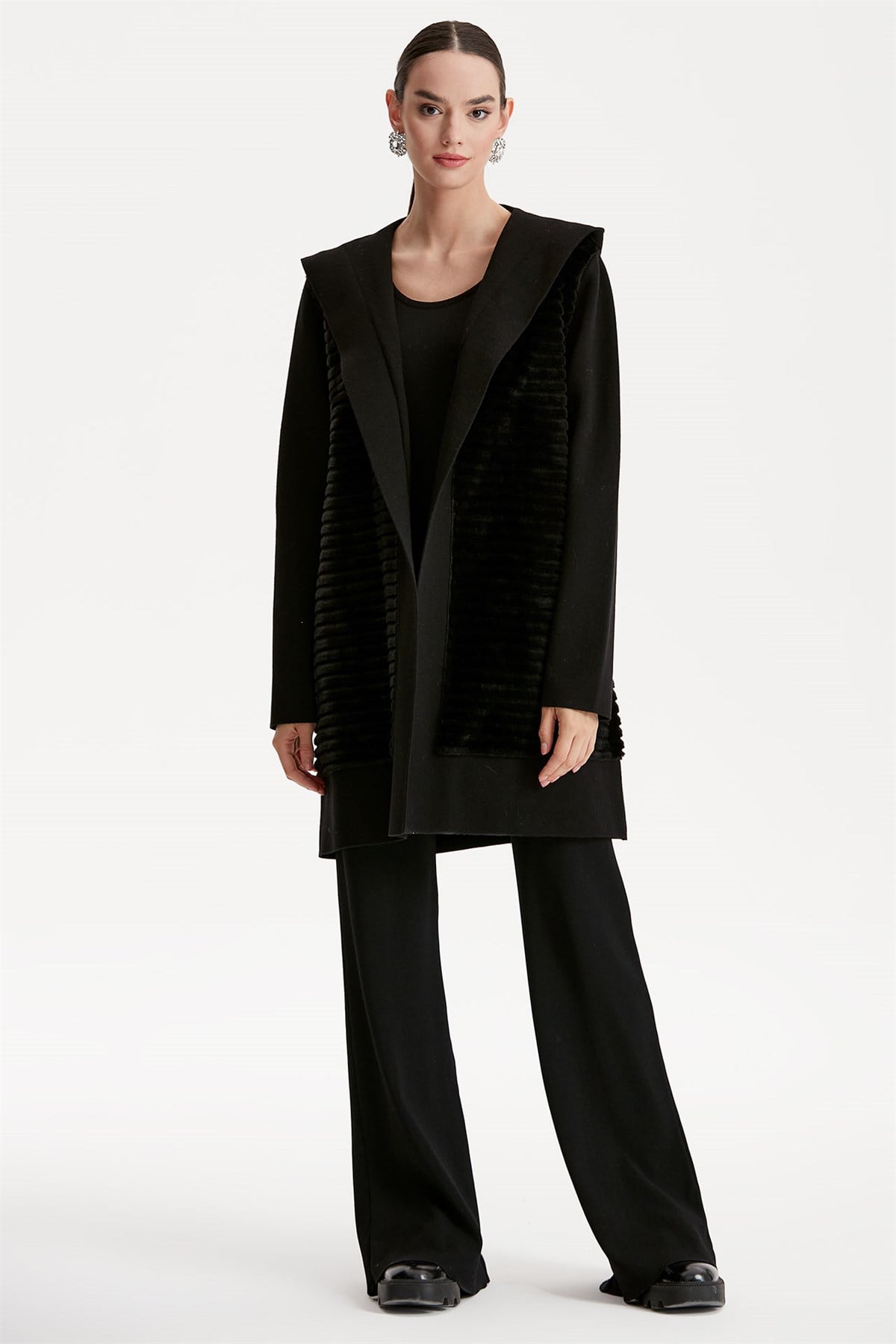 KAPÜŞONLU KÜRK DETAYLI TRİKO HIRKA SİYAH