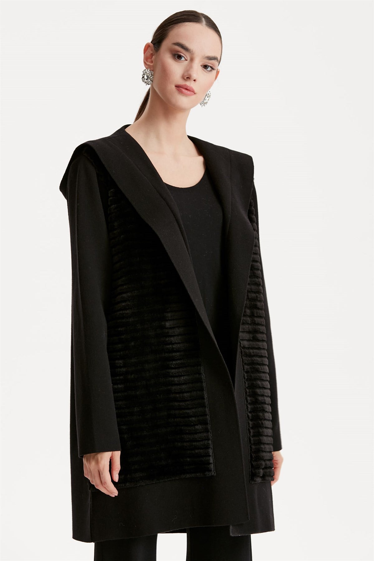 KAPÜŞONLU KÜRK DETAYLI TRİKO HIRKA SİYAH