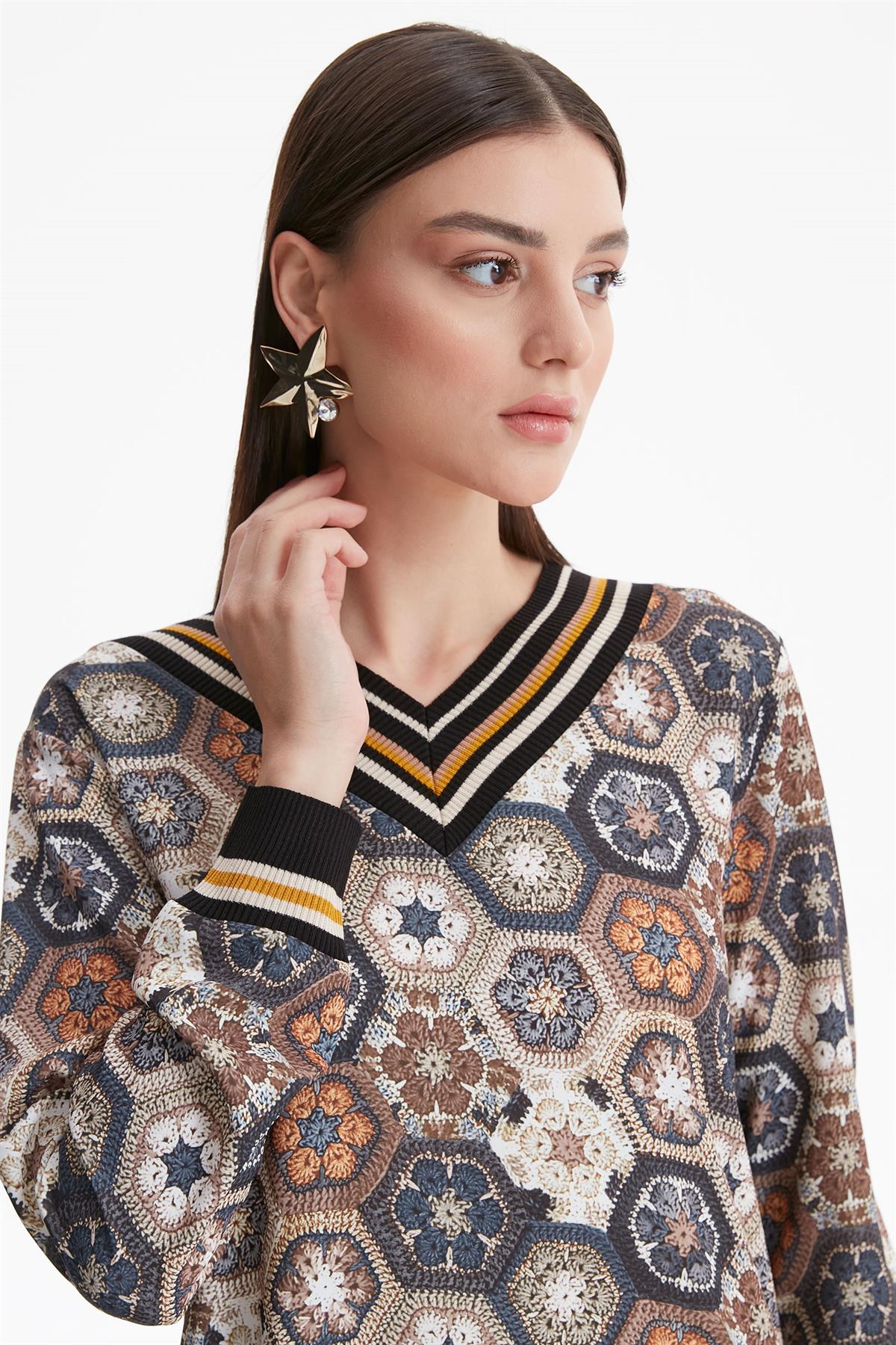 V YAKALI ONU KUMAŞ DETAYLI TUNİK SİYAH