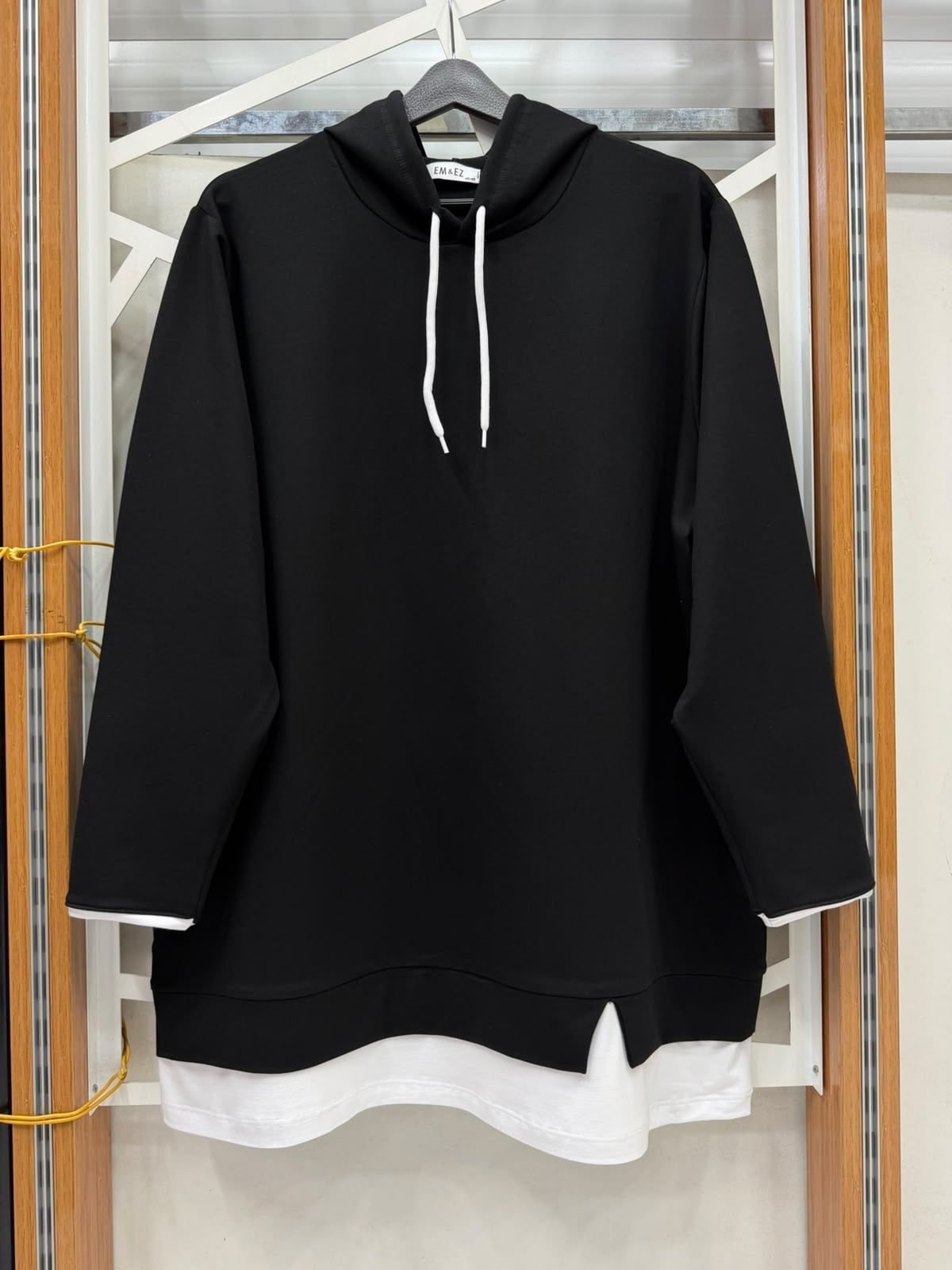 Beyaz garnili siyah sweatshirt 