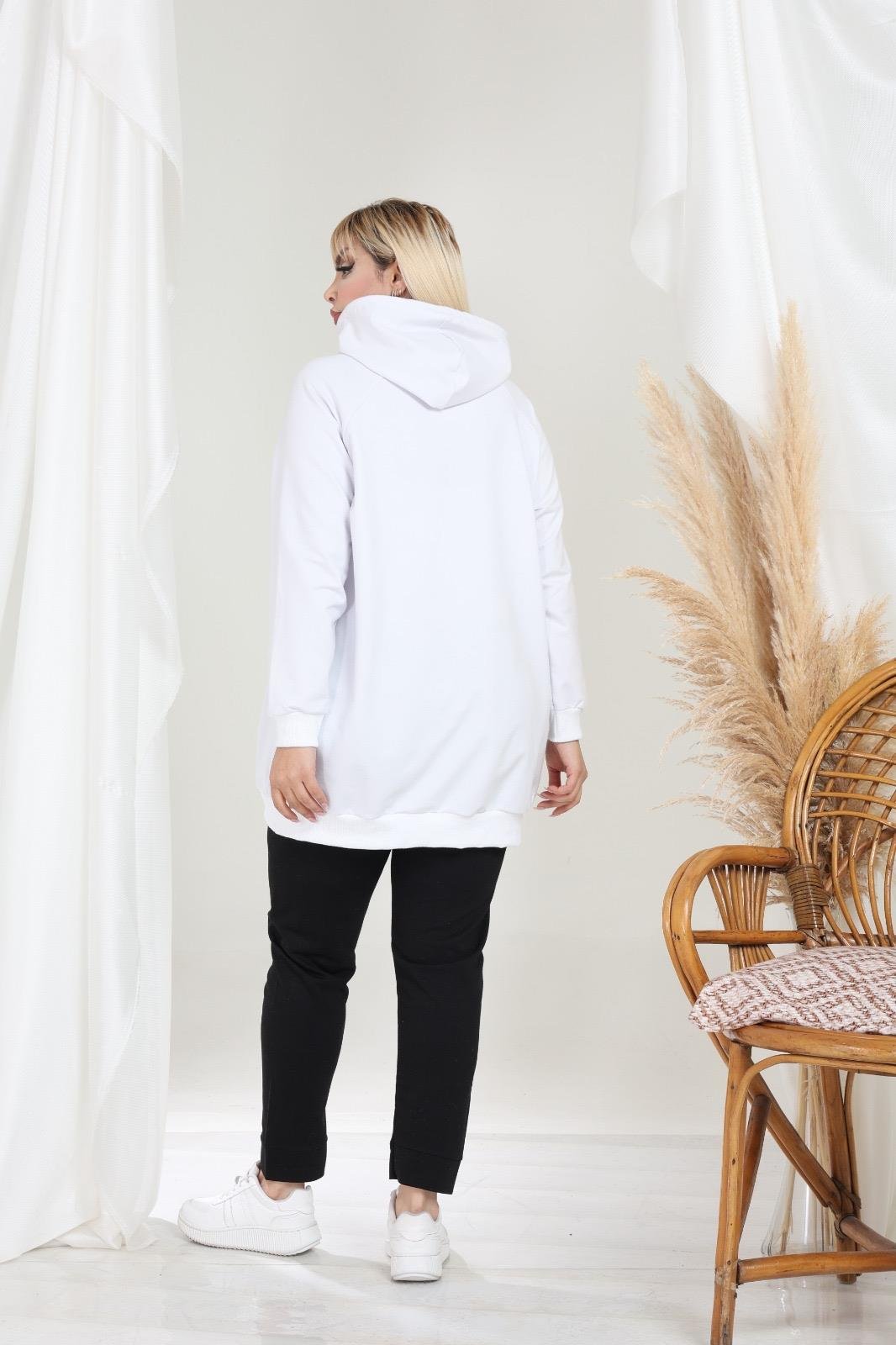 Beyaz kapşonlu sweatshirt