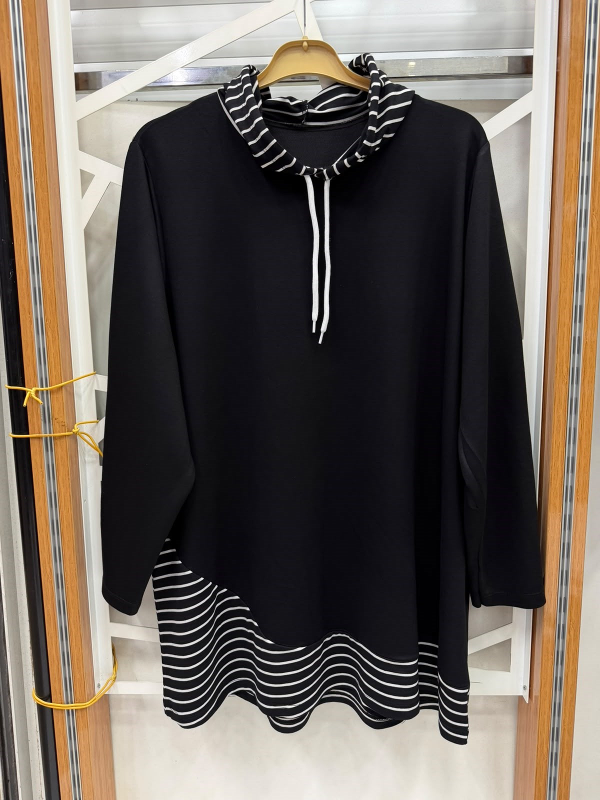 Siyah çizgi detaylı kapşonlu ince sweat bluz 