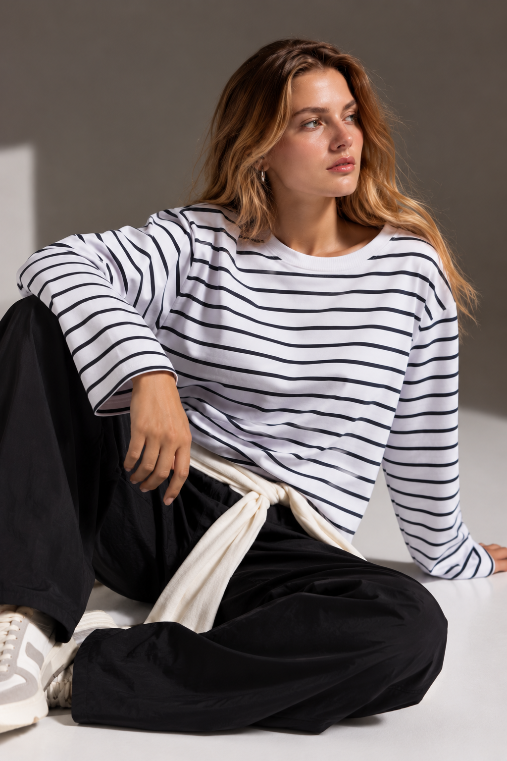 Kadın Beyaz-Siyah Çizgili Pamuklu Bisiklet Yaka Oversize Bluz 