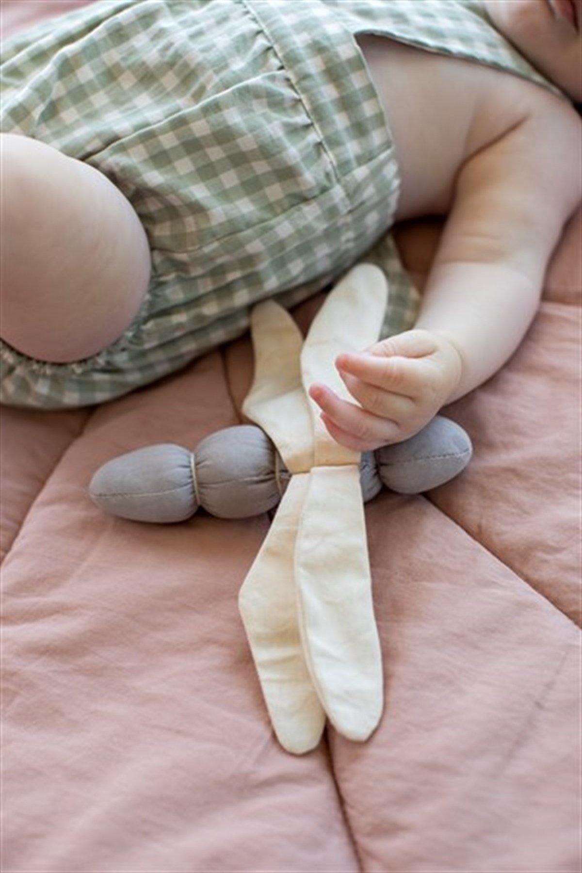 Lily Pond, 3'lü Krinkle ve Çıngıraklı Bebek Oyuncak Seti