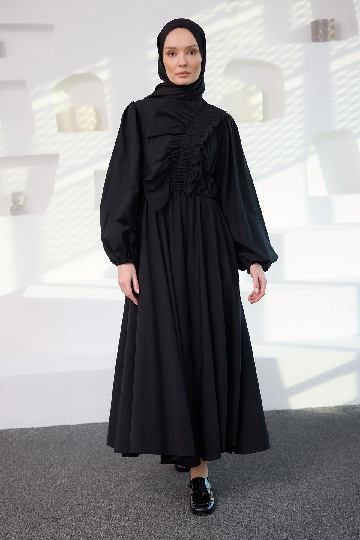Asimetrik Büzgü Ve Fırfır Detaylı Elbise Siyah