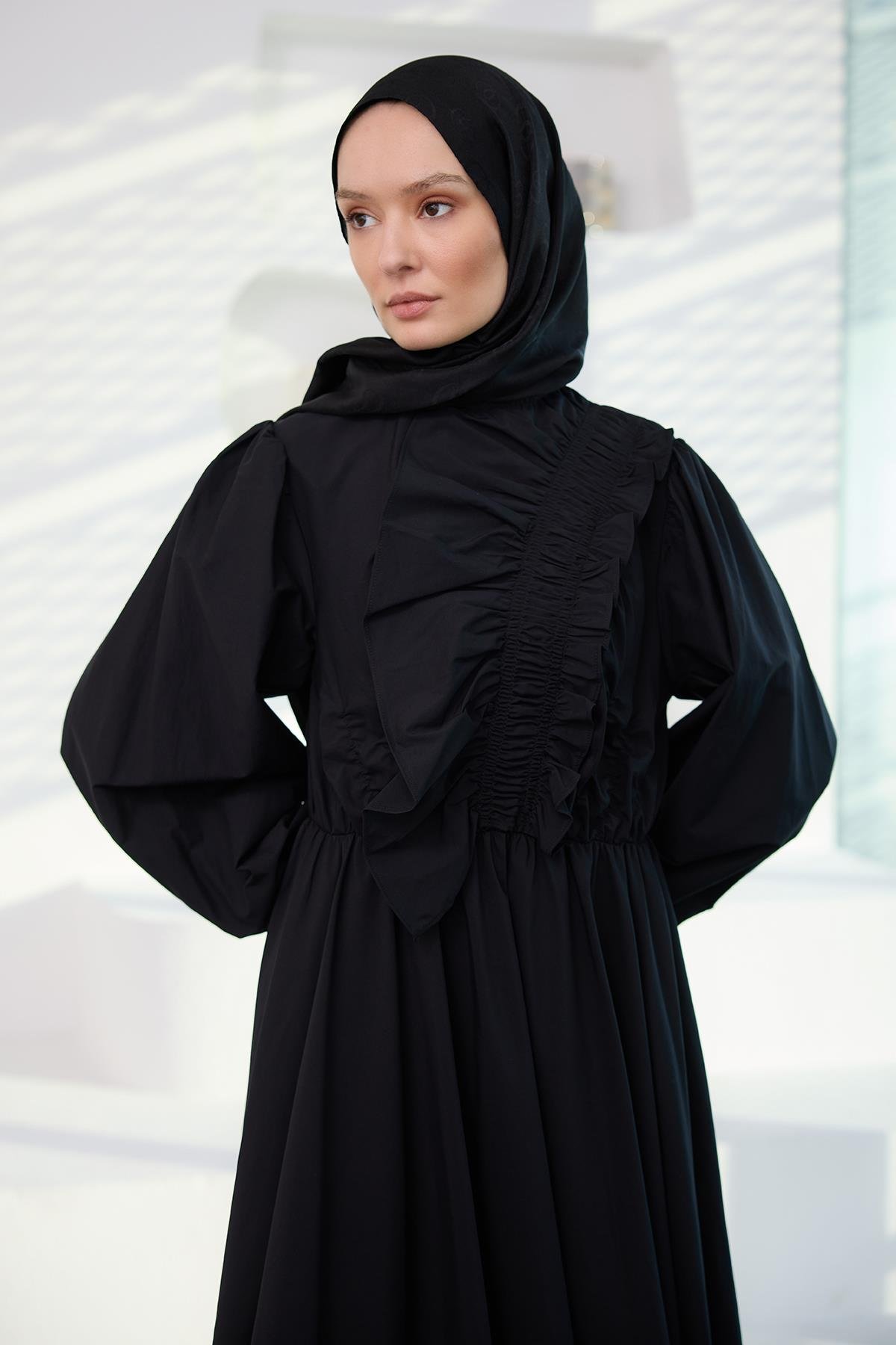 Asimetrik Büzgü Ve Fırfır Detaylı Elbise Siyah