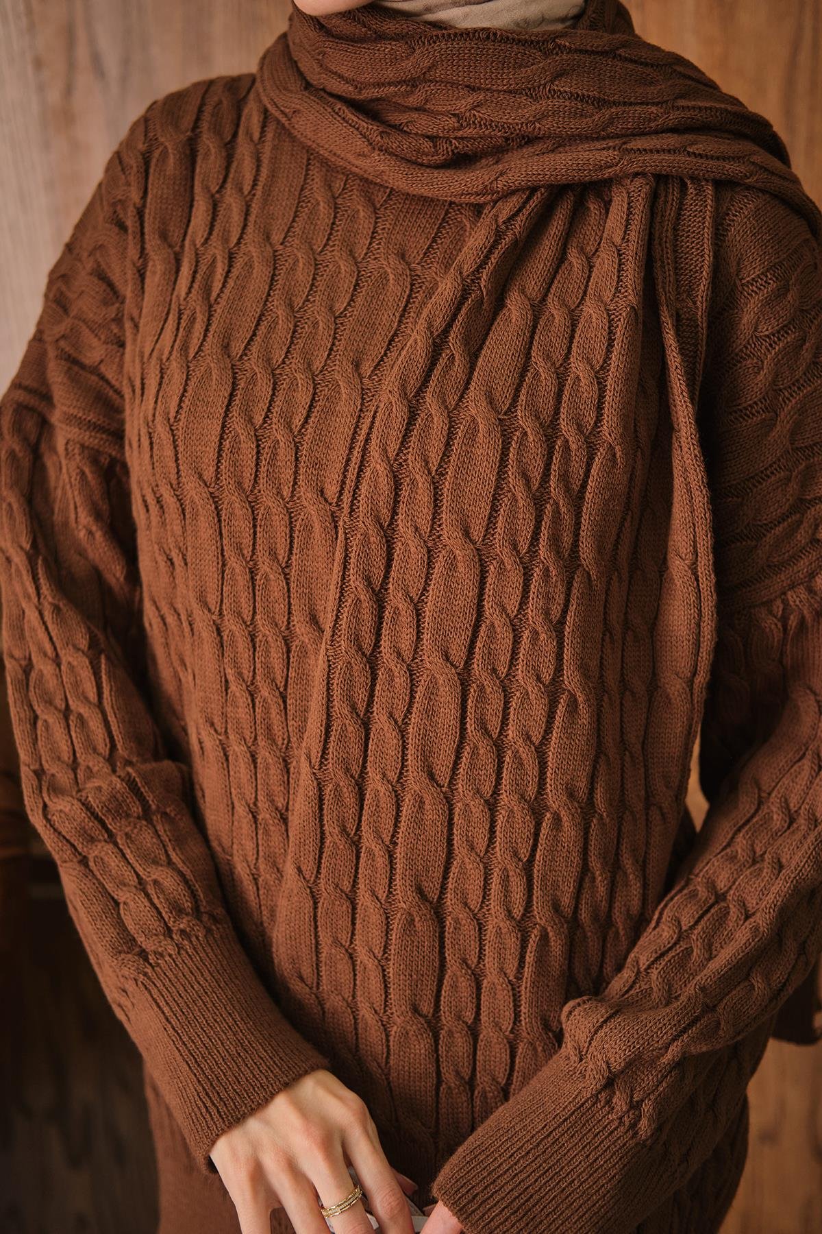 Atkı Detaylı Örgü Takım Kahverengi